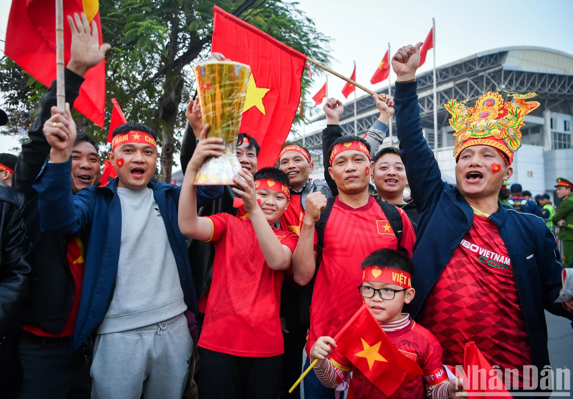 许多人带着孩子前来支持越南队。