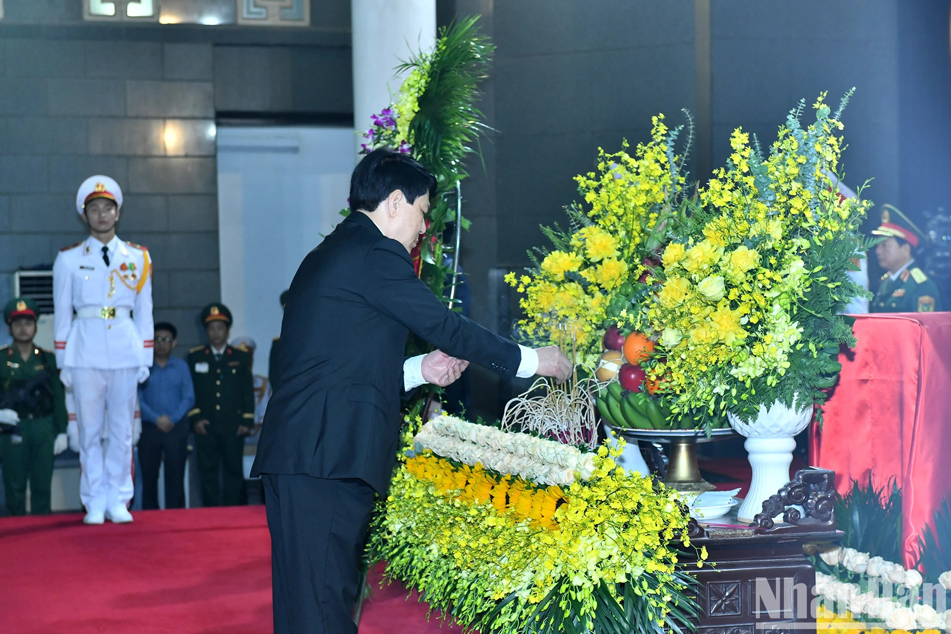 国家主席梁强向原国家主席陈德良敬香。 国家主席梁强向原国家主席陈德良敬香。