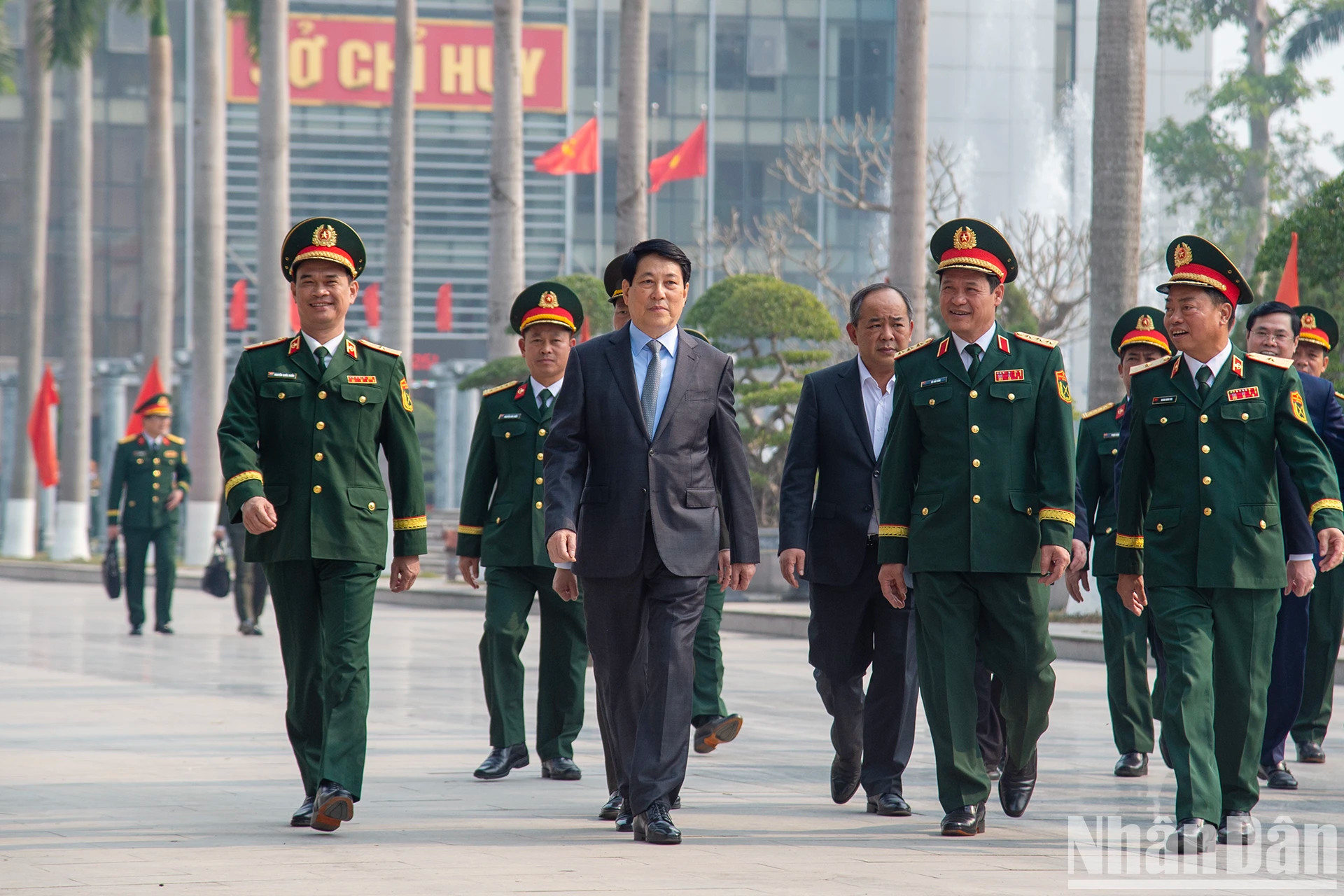 梁强主席前往特工部队指挥部。