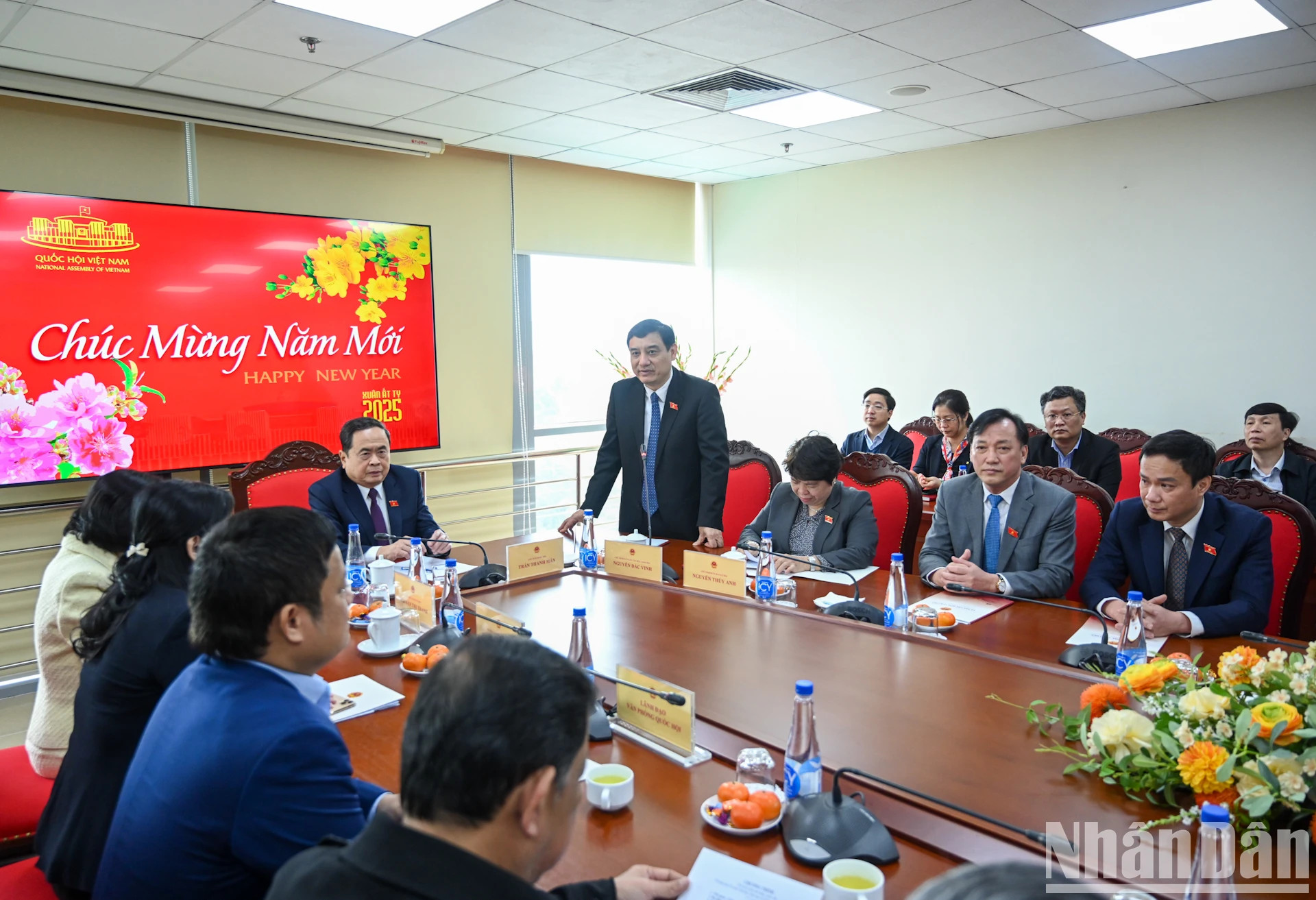 国会文化教育委员会主任阮得荣发表讲话。 国会文化教育委员会主任阮得荣发表讲话。