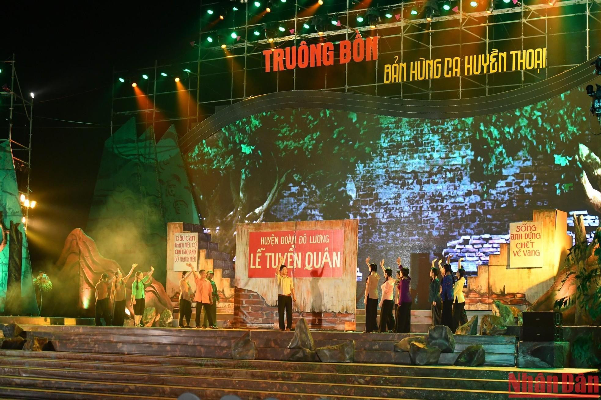 歌唱剧《赤色黎明》为观众带来感人的时刻。 歌唱剧《赤色黎明》为观众带来感人的时刻。