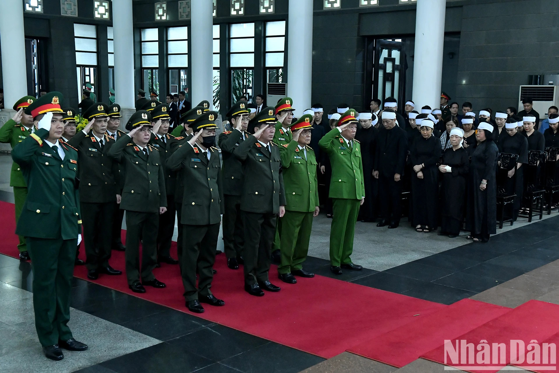 中央公安党委、公安部代表团吊唁原国家主席陈德良逝世。 中央公安党委、公安部代表团吊唁原国家主席陈德良逝世。