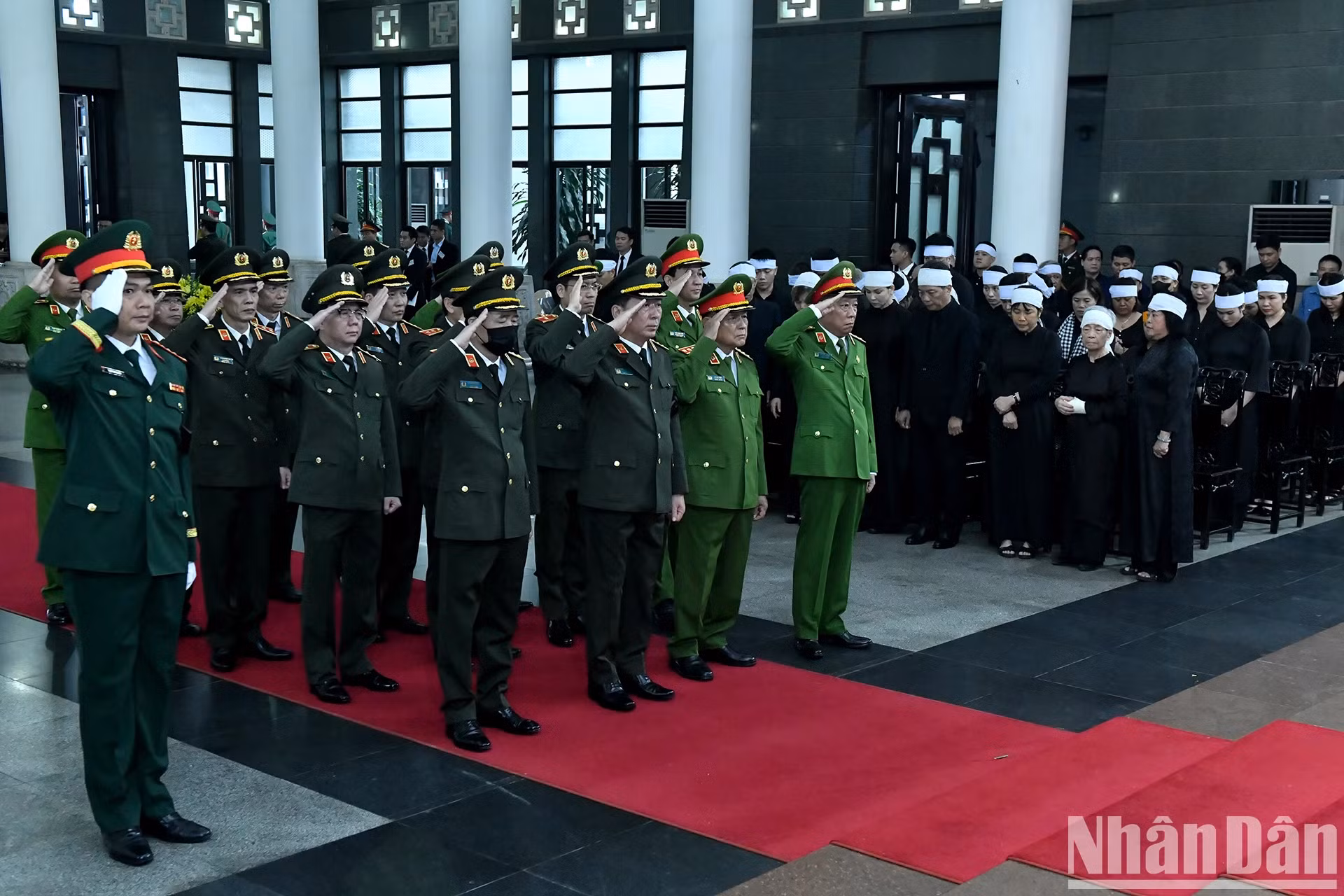 中央公安党委、公安部代表团吊唁原国家主席陈德良逝世。