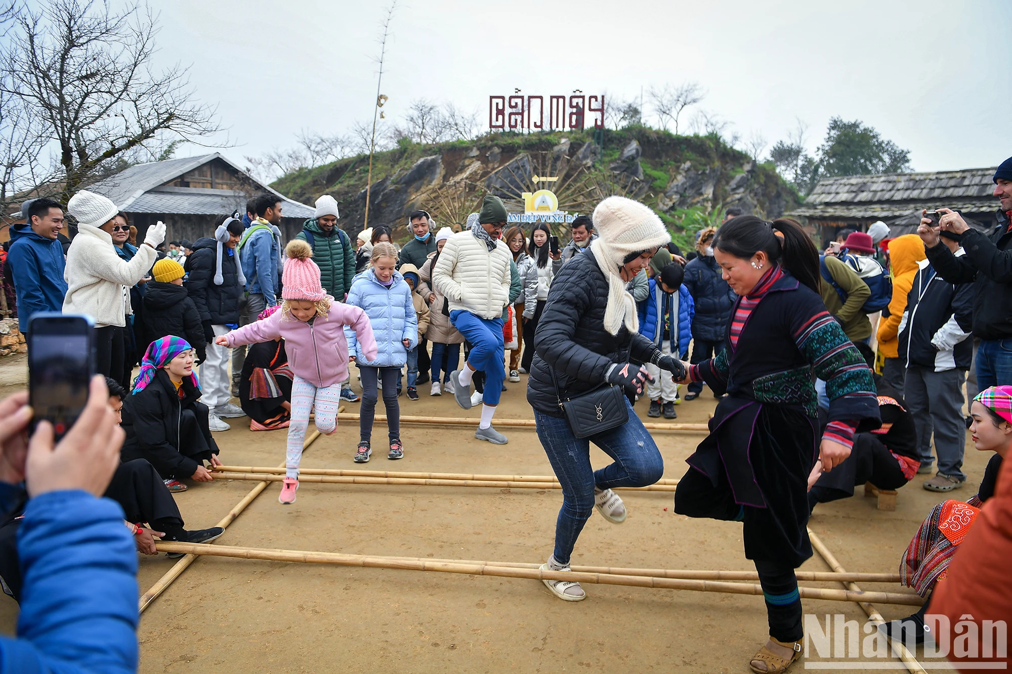 游客在云村参加民间游戏。 游客在云村参加民间游戏。