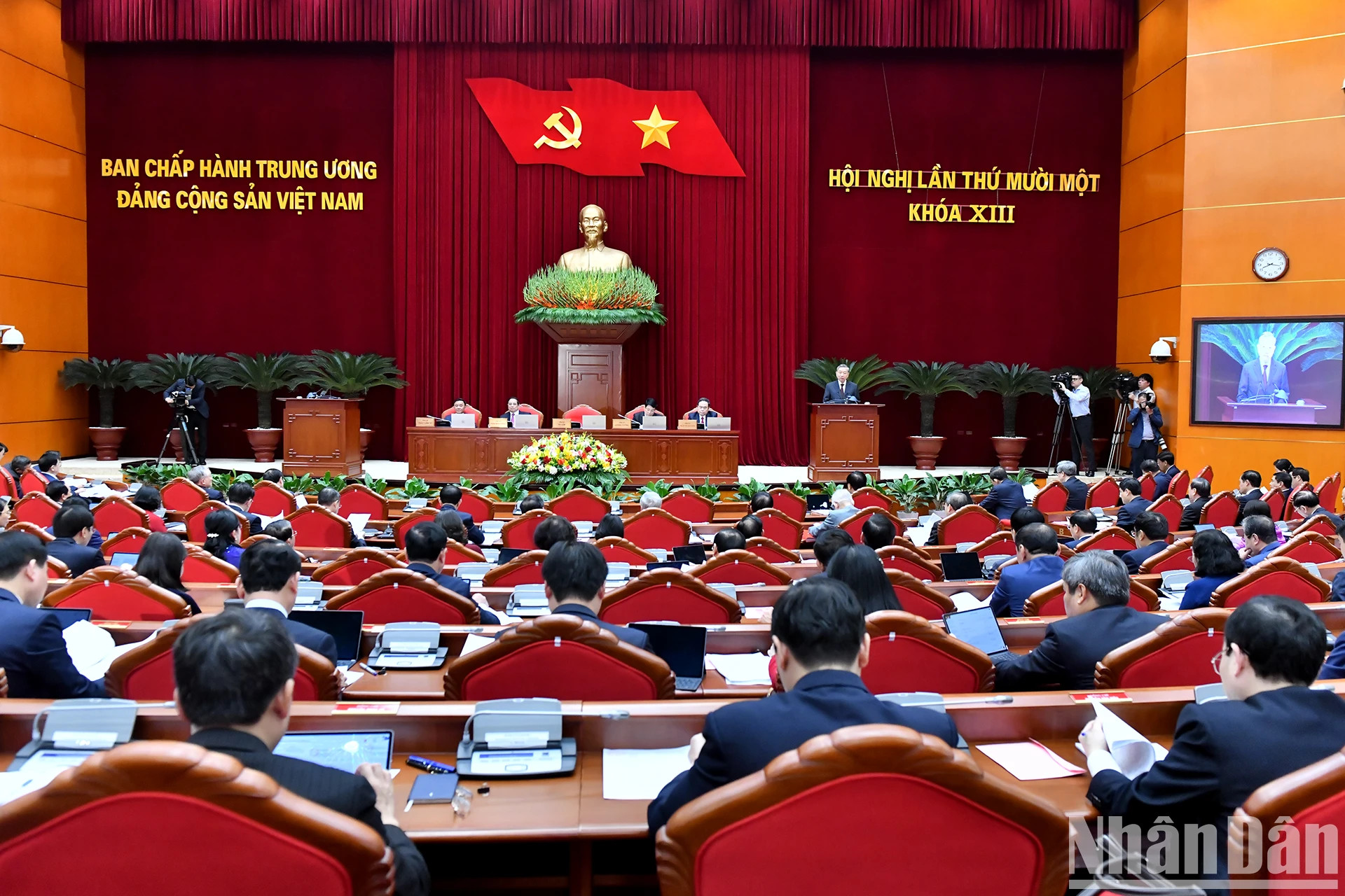 越共第十三届中央委员会第十一次会议在河内隆重开幕。