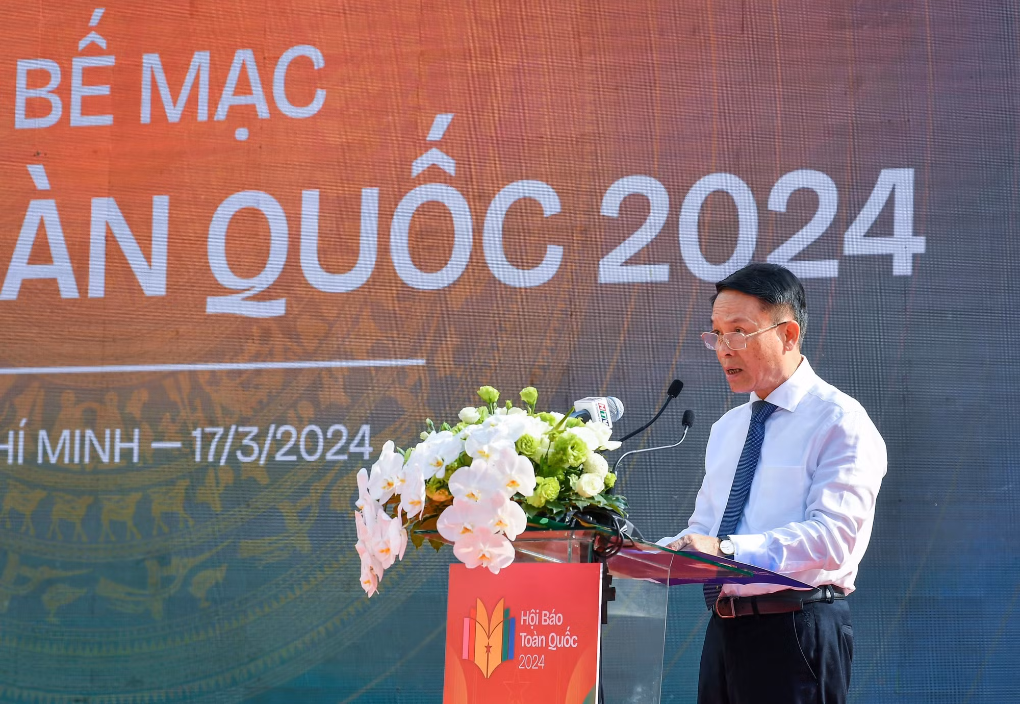 越南新闻工作者协会常务副主席阮德利发表讲话。