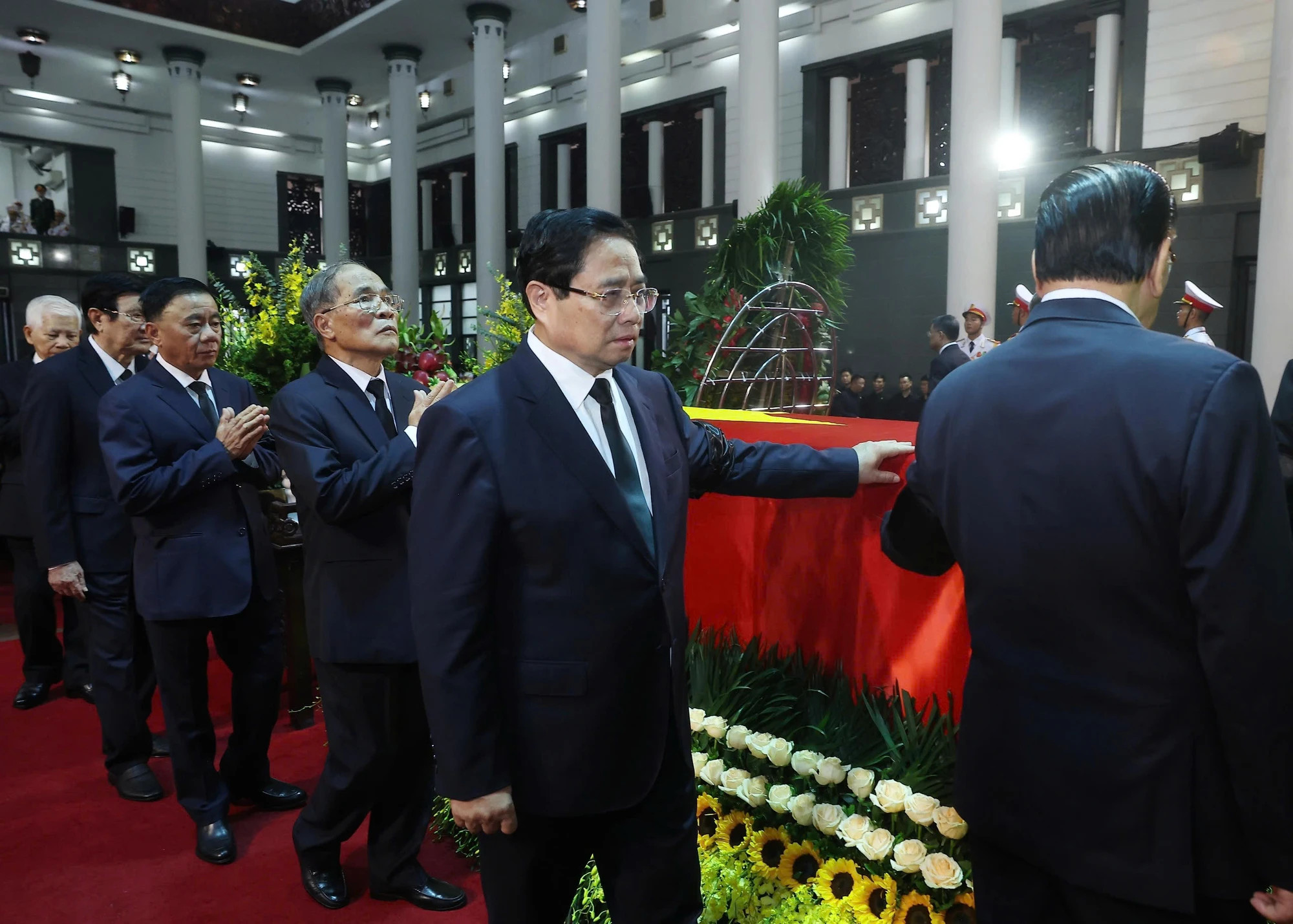 越共中央委员会代表团吊唁原国家主席陈德良逝世。