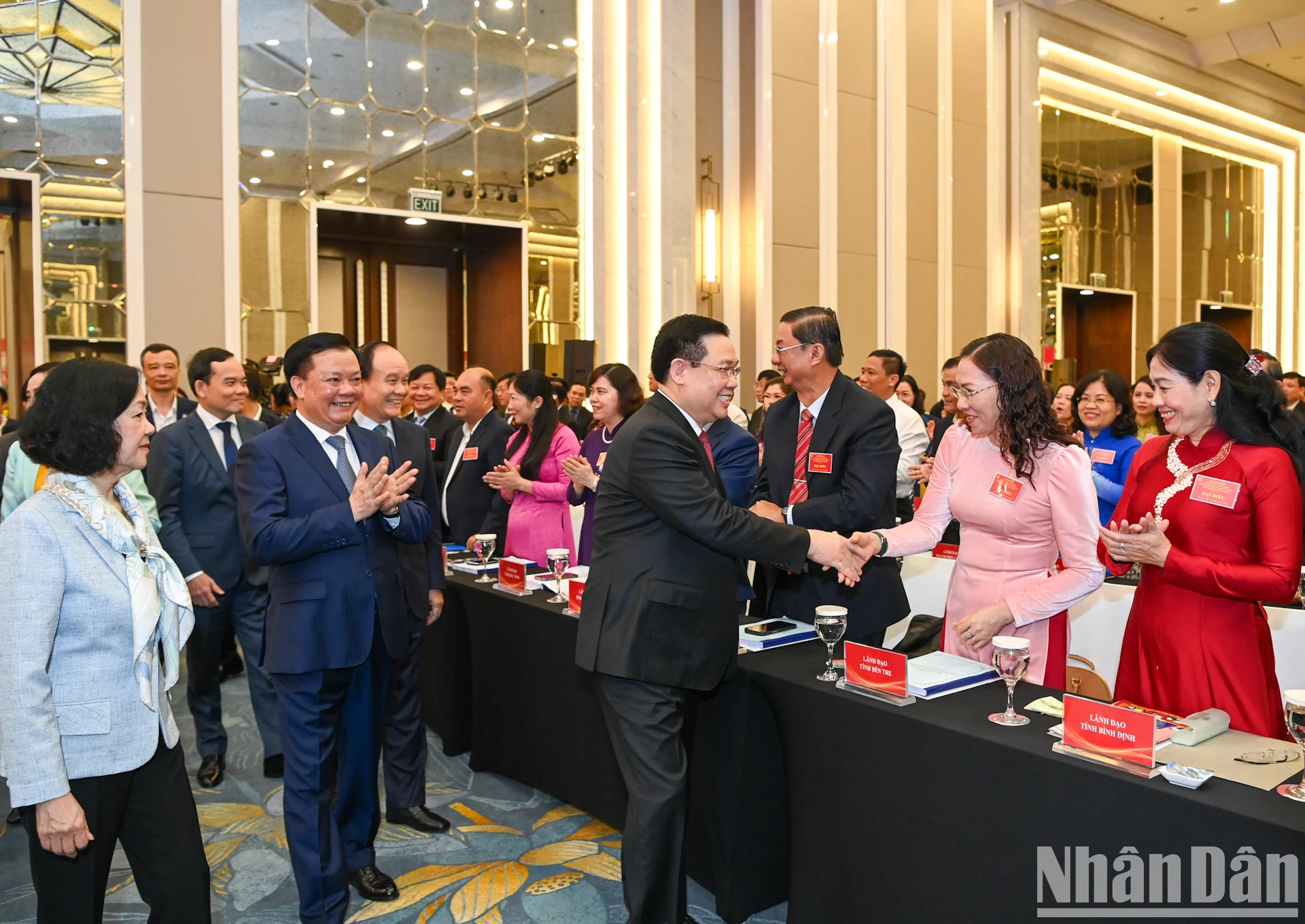 国会主席王廷惠和与会代表。 国会主席王廷惠和与会代表。