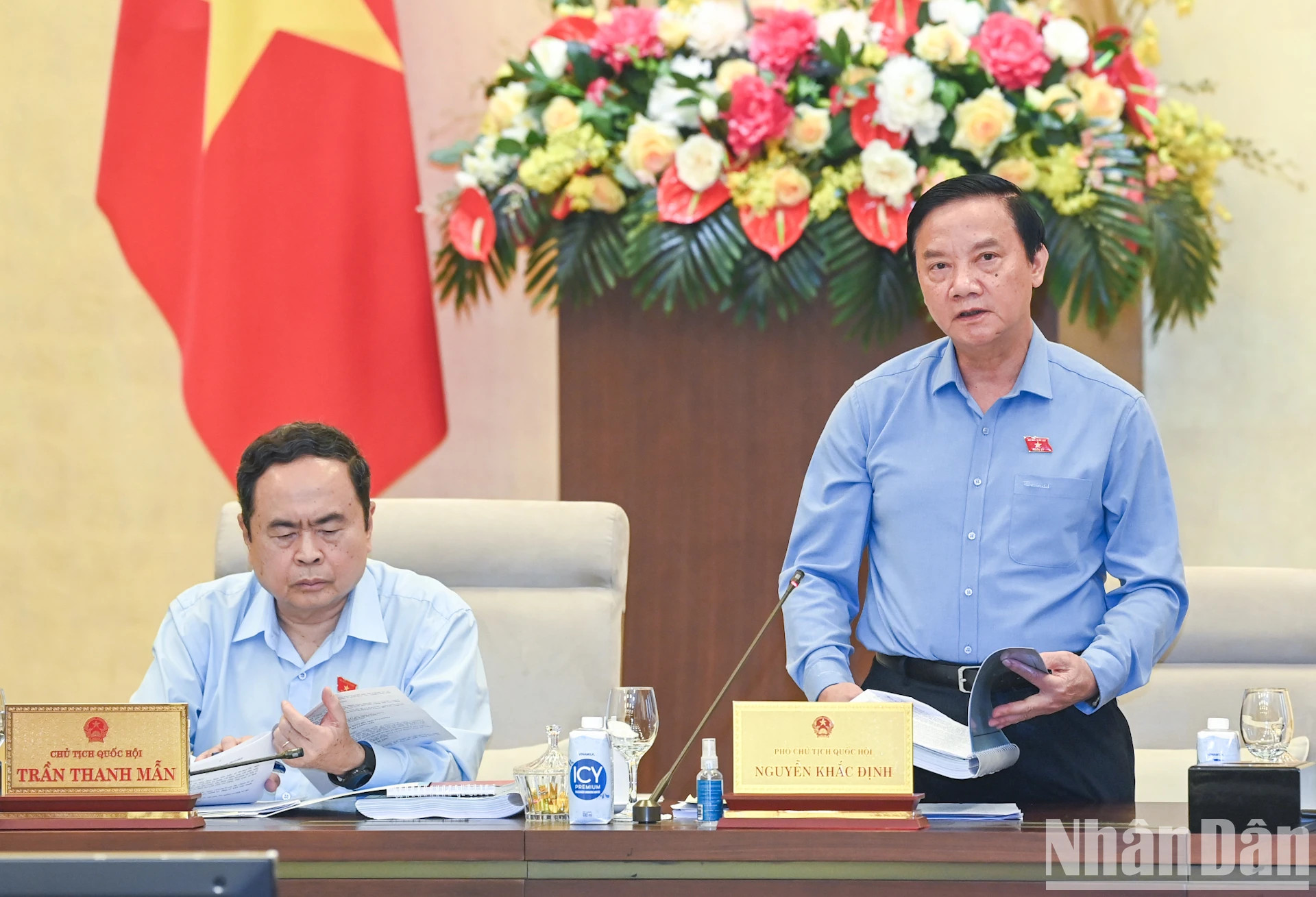 国会副主席阮克定发表讲话。