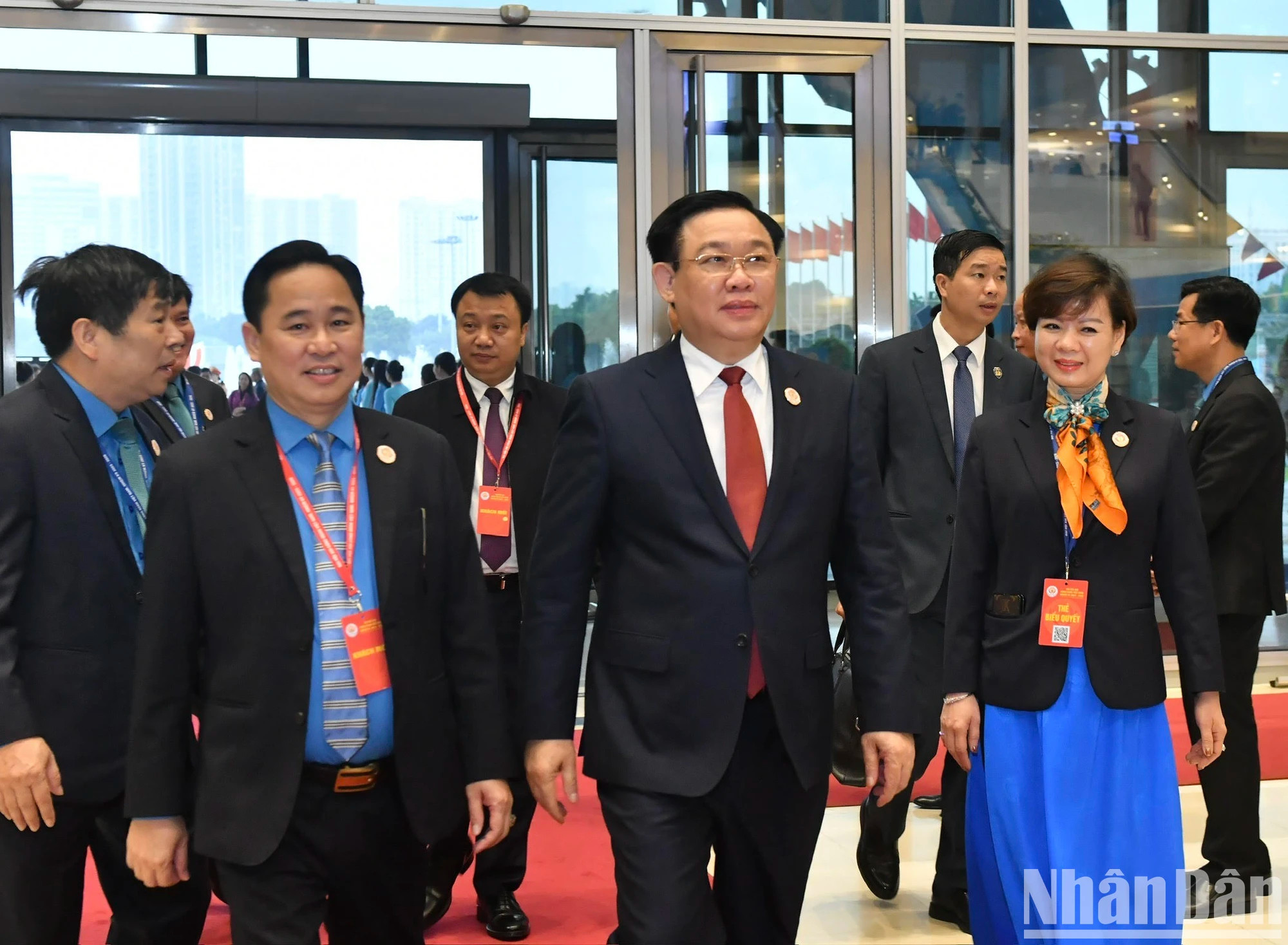 国会主席王廷惠前来出席会议。 国会主席王廷惠前来出席会议。