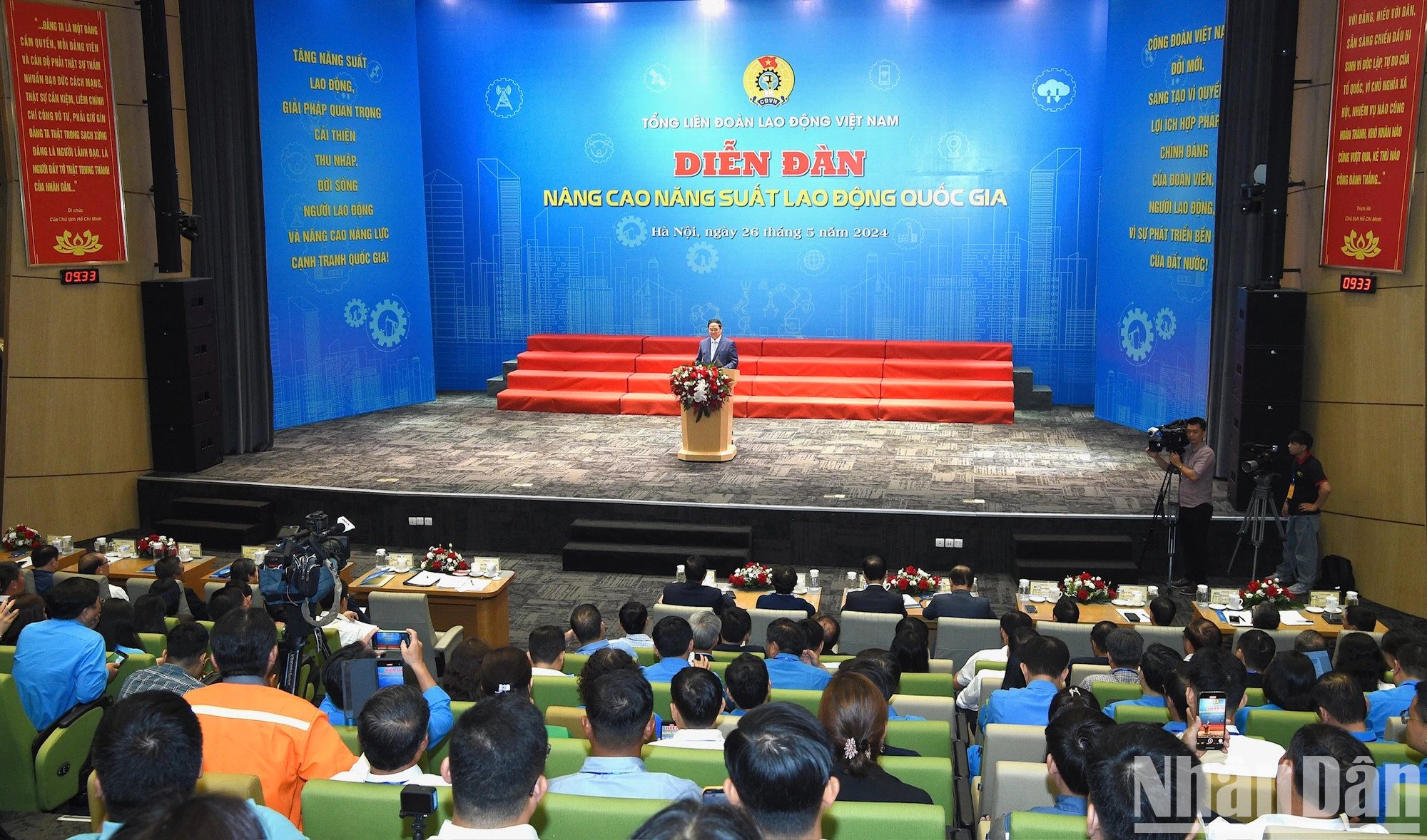 范明正总理在论坛上发表讲话。 范明正总理在论坛上发表讲话。