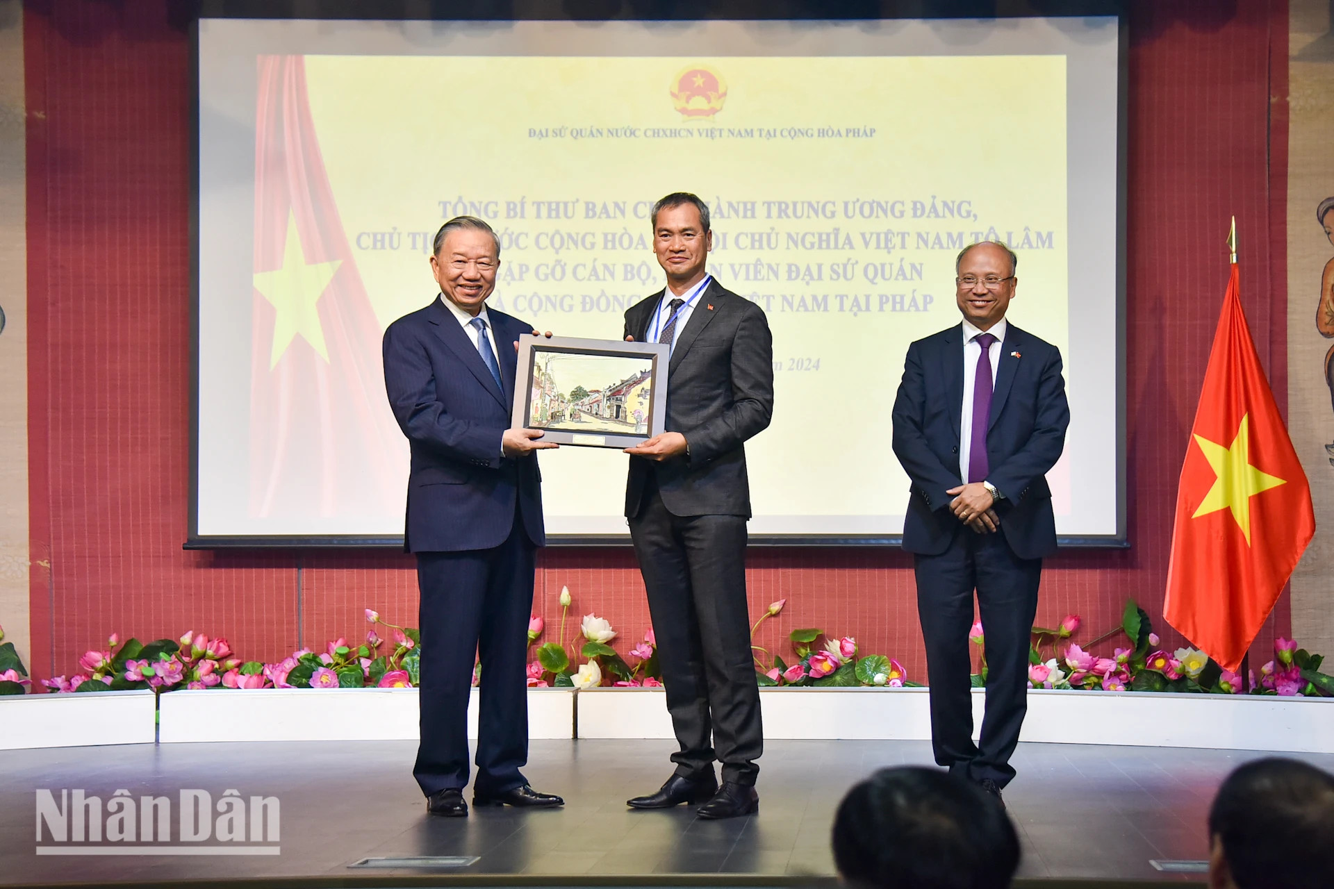 苏林总书记、国家主席向旅居法国越南人协会赠送礼物。 苏林总书记、国家主席向旅居法国越南人协会赠送礼物。