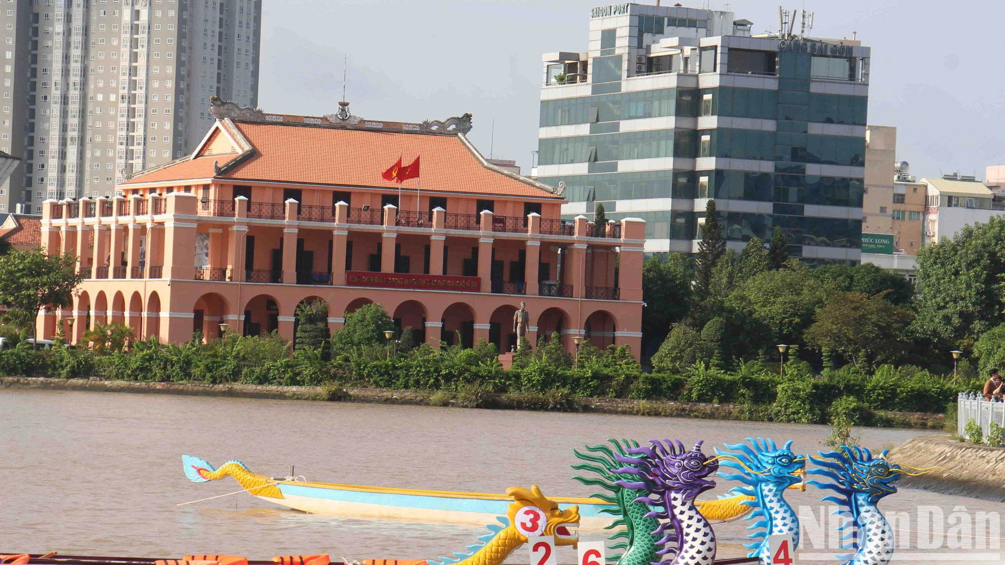 龙屋港是1911年6月5日爱国青年阮必成拥有为越南人民带来独立、自由、平等和博爱的抱负开始出国寻找救国之路之处。