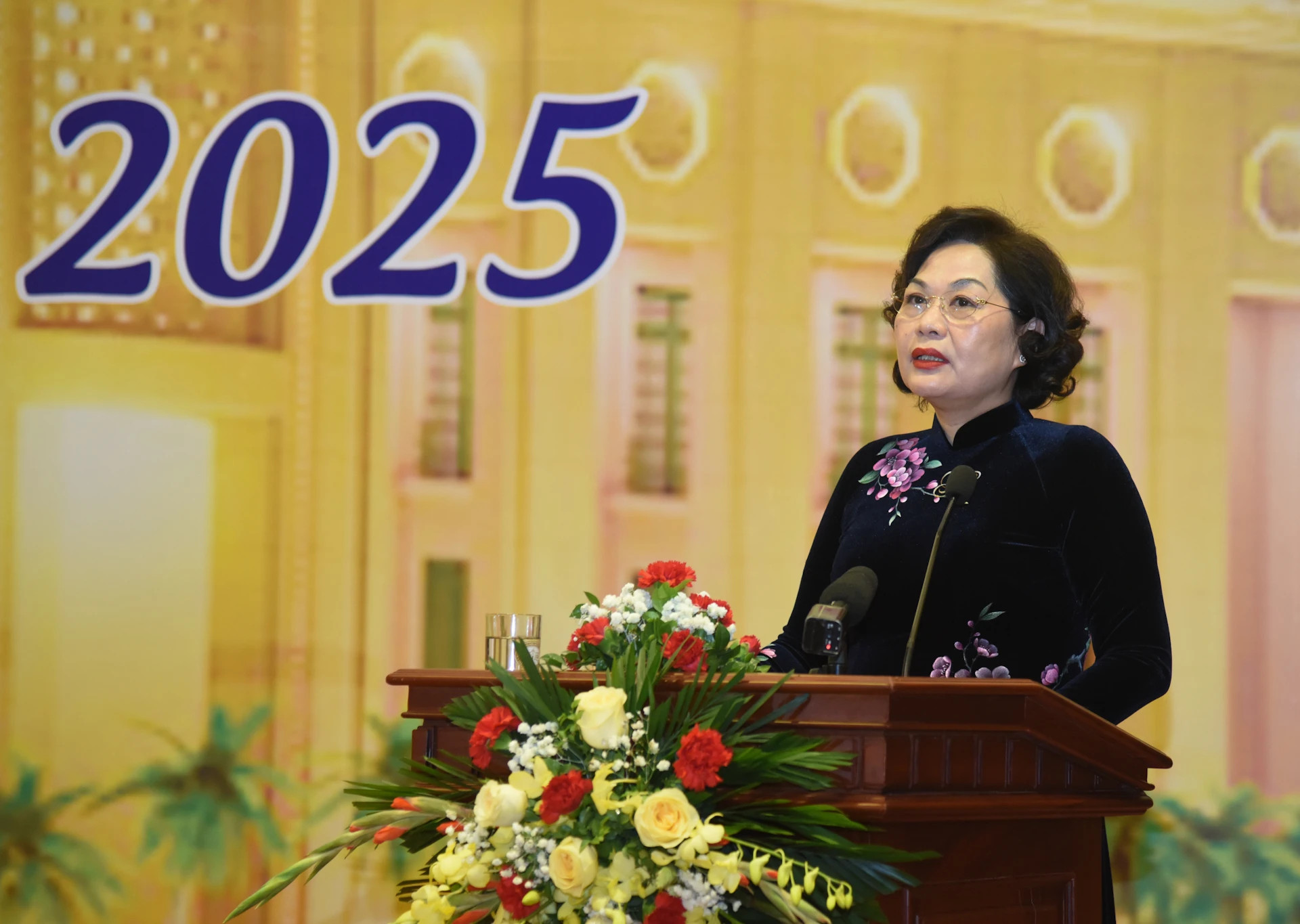 越南国家银行行长阮氏红发表讲话。