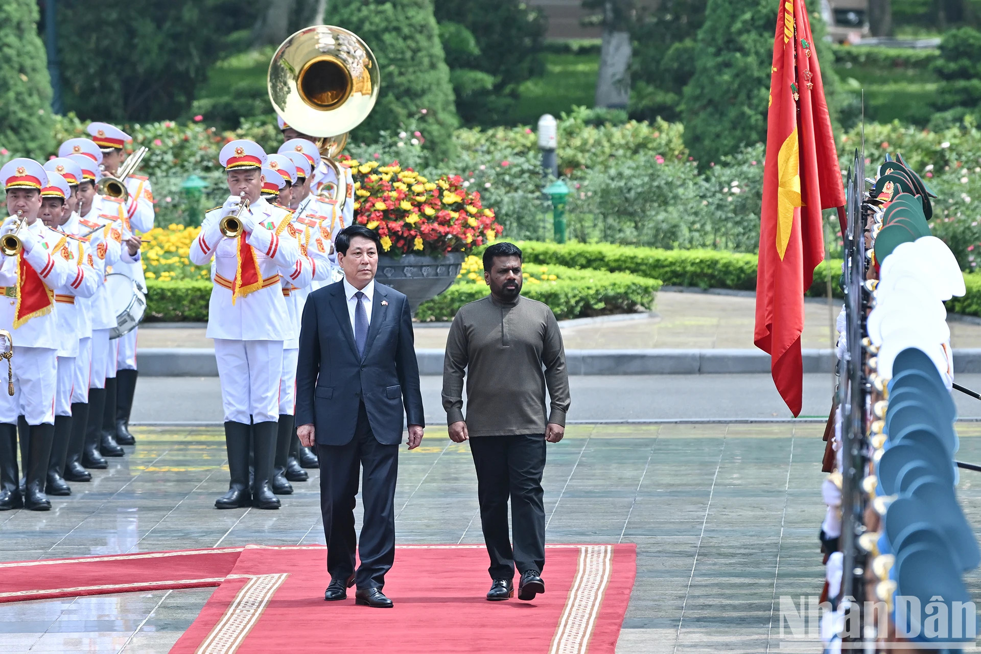 梁强主席和斯里兰卡总统阿努拉·库马拉·迪萨纳亚克检阅仪仗队。 梁强主席和斯里兰卡总统阿努拉·库马拉·迪萨纳亚克检阅仪仗队。