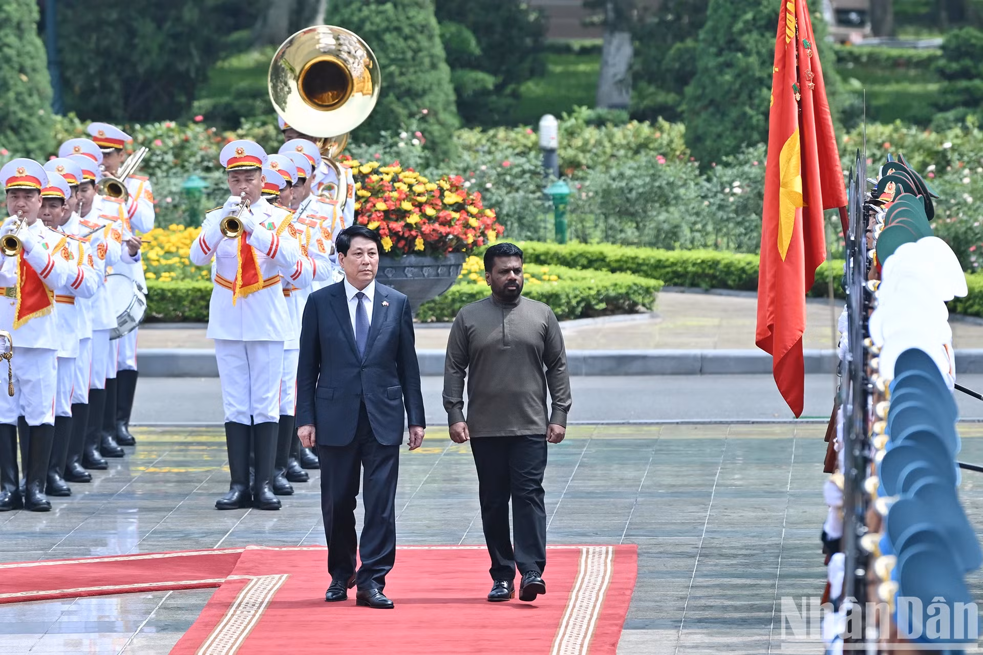 梁强主席和斯里兰卡总统阿努拉·库马拉·迪萨纳亚克检阅仪仗队。