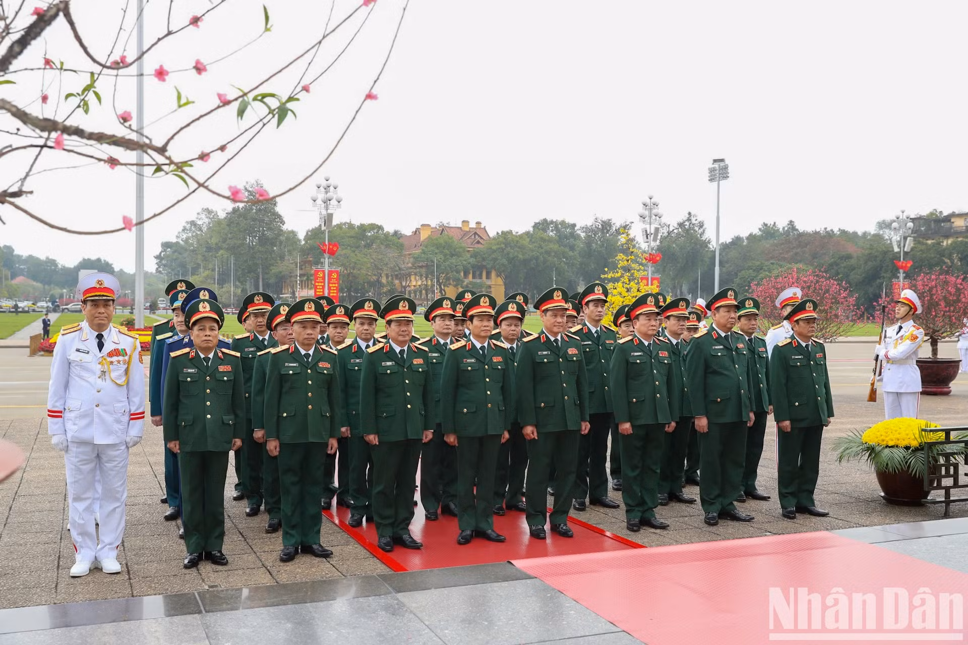 越共中央军委—国防部代表团缅怀胡志明主席。