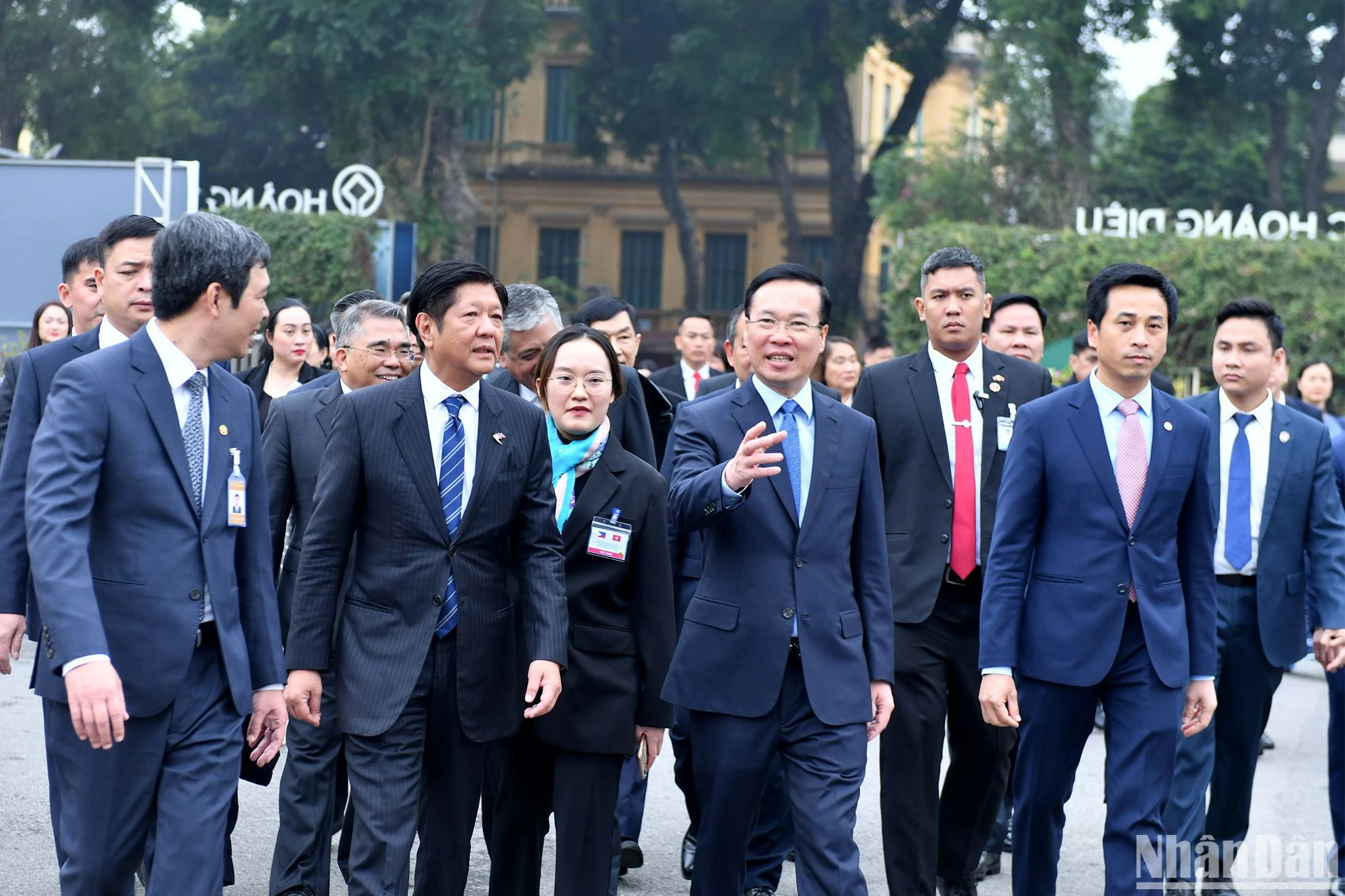 越南国家主席武文赏与菲律宾总统马科斯参观河内升龙皇城。 越南国家主席武文赏与菲律宾总统马科斯参观河内升龙皇城。