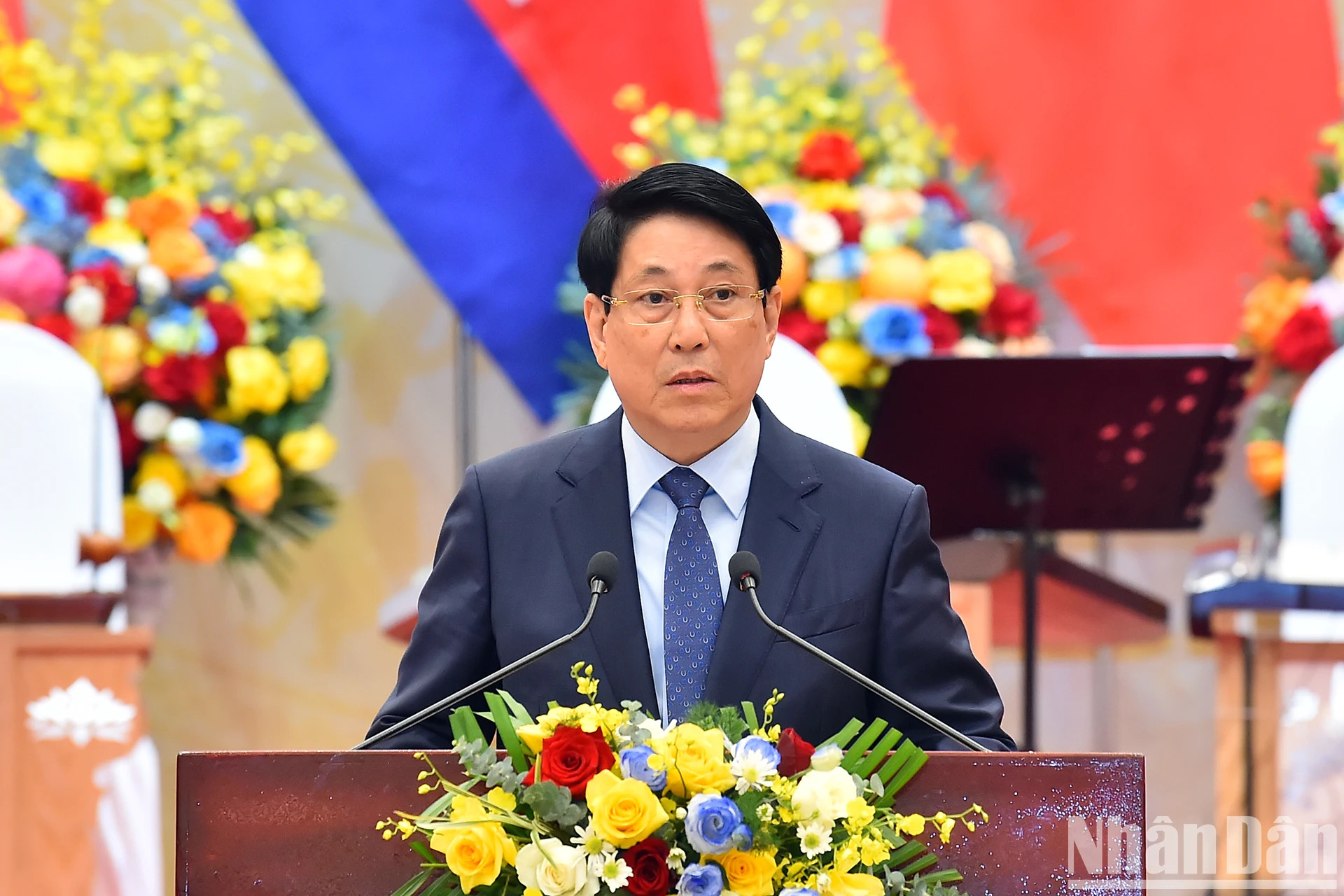 梁强主席在宴会上发表讲话。