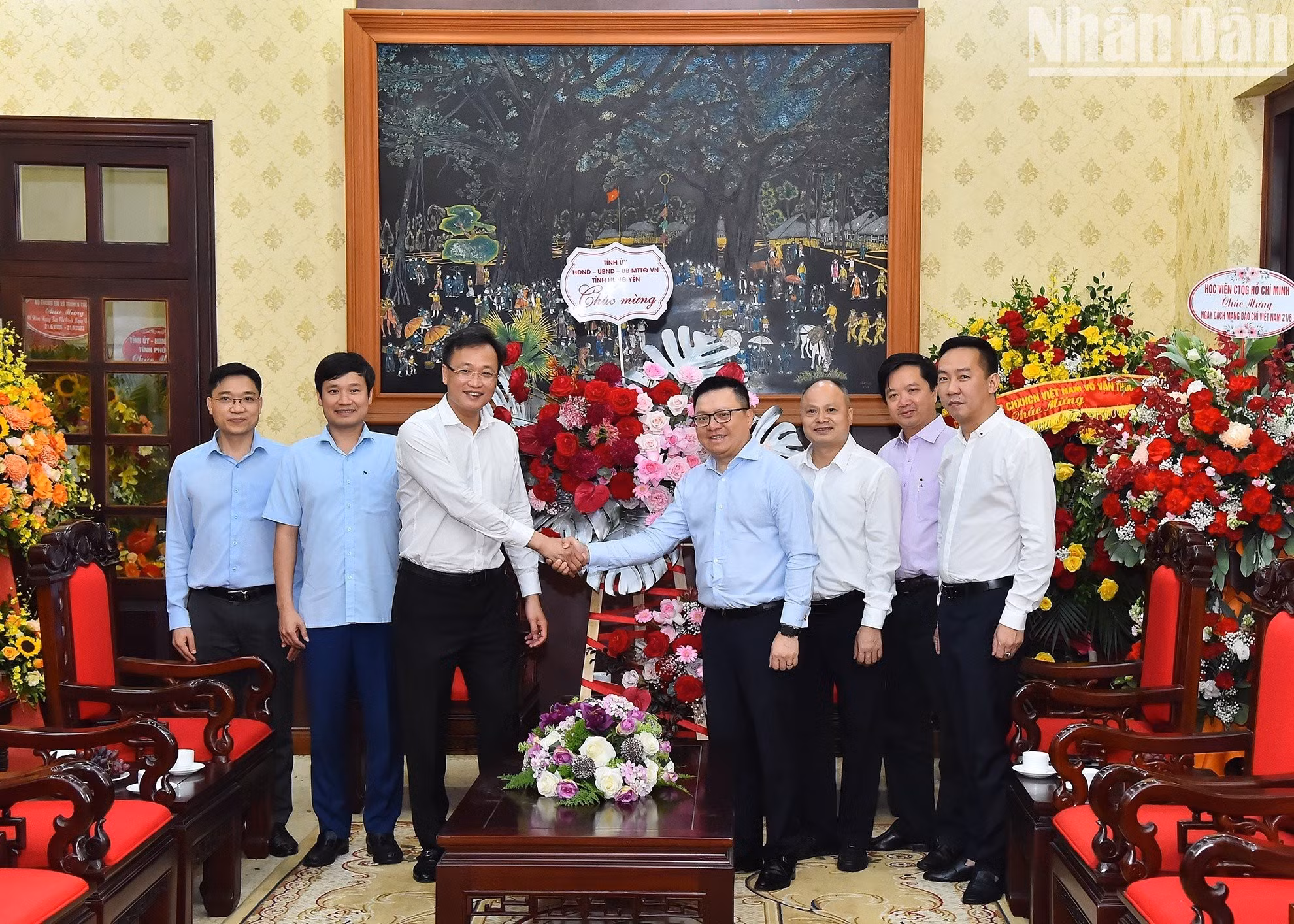 适值纪念越南革命新闻日98周年之际，兴安省省委书记阮友义向《人民报》社干部、记者、编辑员、职员致以最美好的祝愿。