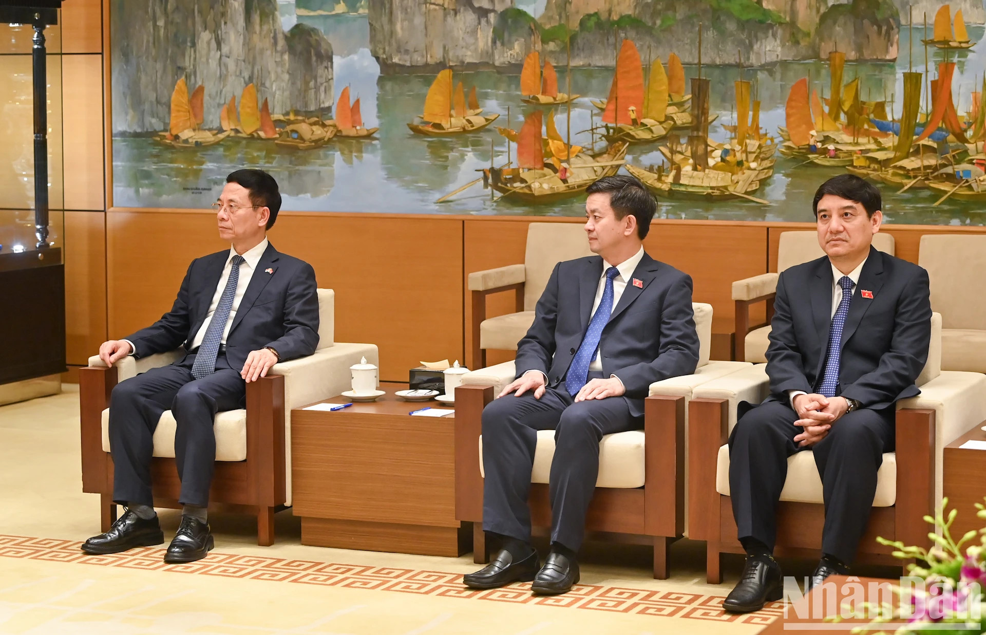 出席会见的越方代表团。 出席会见的越方代表团。