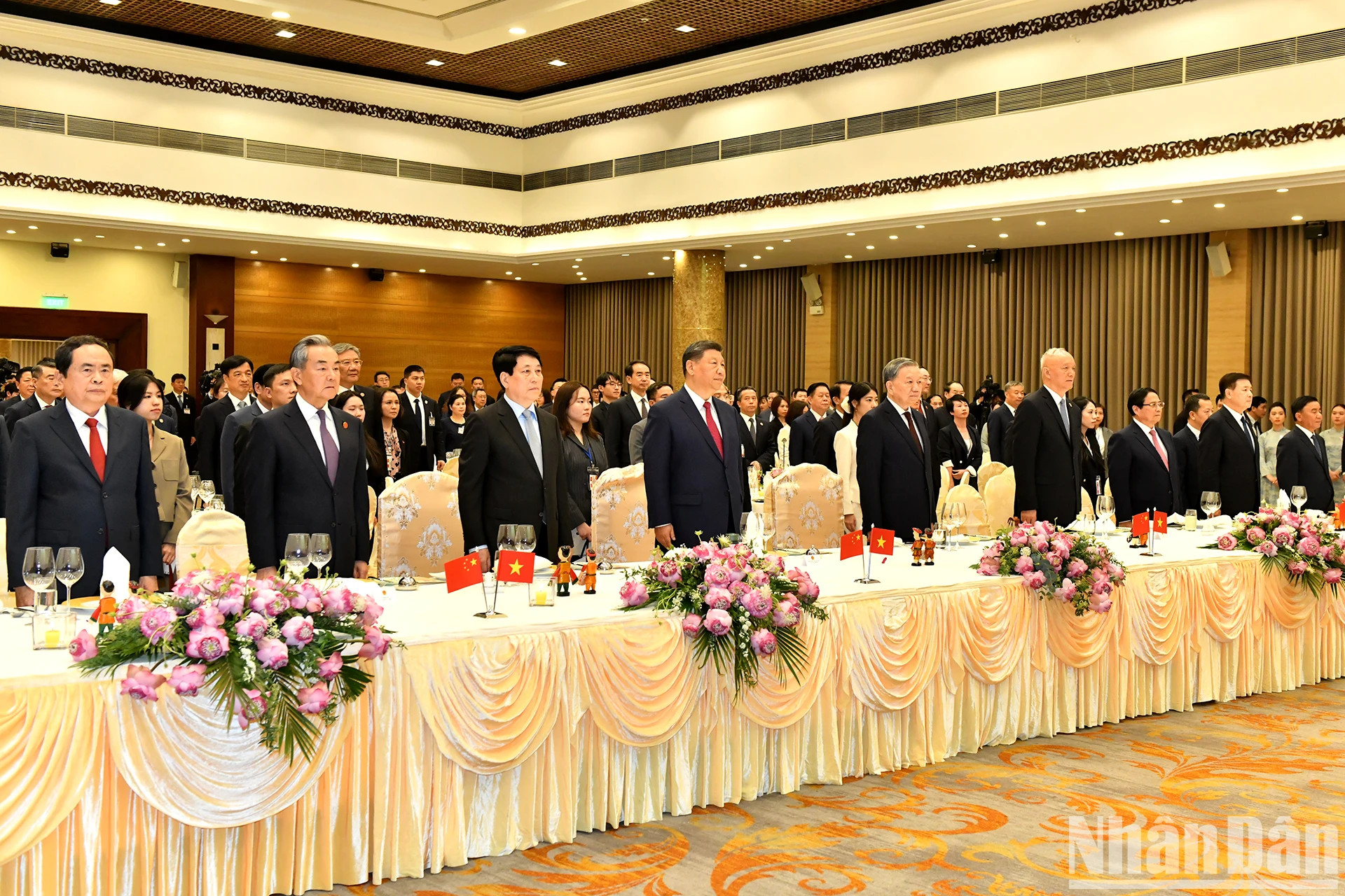 越中两国领导人和各位代表参加敬旗仪式。 越中两国领导人和各位代表参加敬旗仪式。