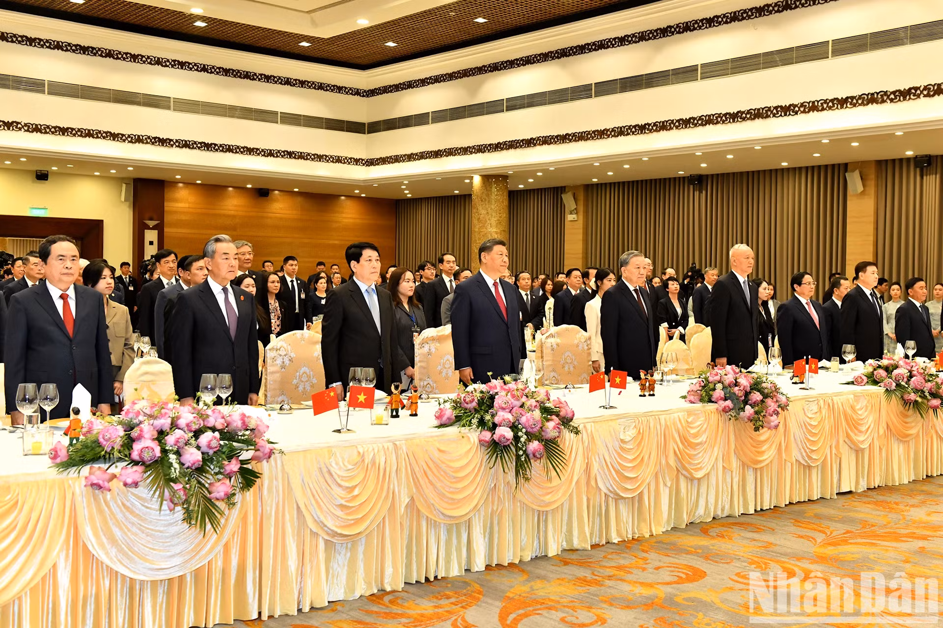 越中两国领导人和各位代表参加敬旗仪式。