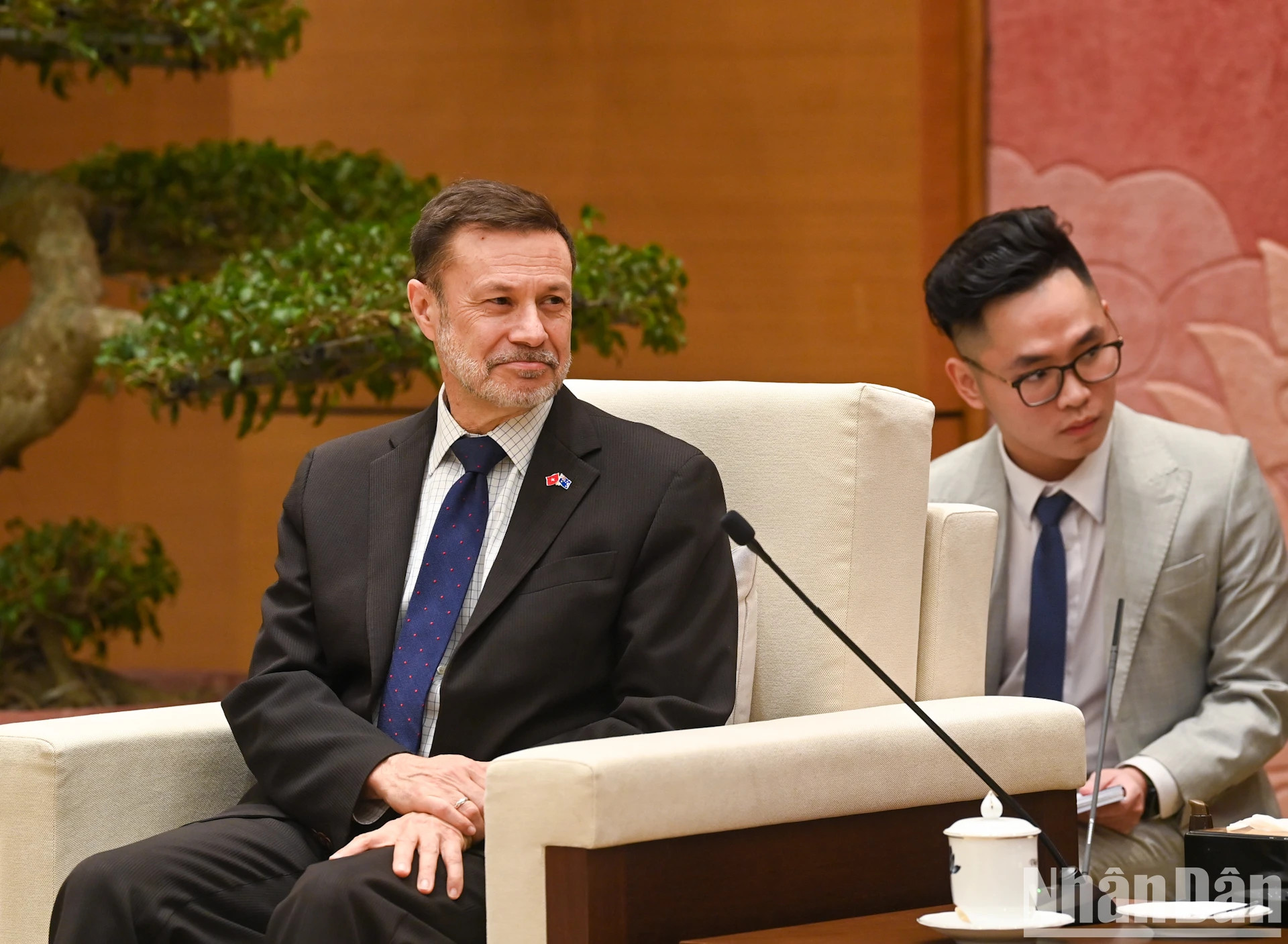 澳大利亚驻越南特命全权大使安德鲁·戈莱兹诺夫斯基在会见中发表讲话。