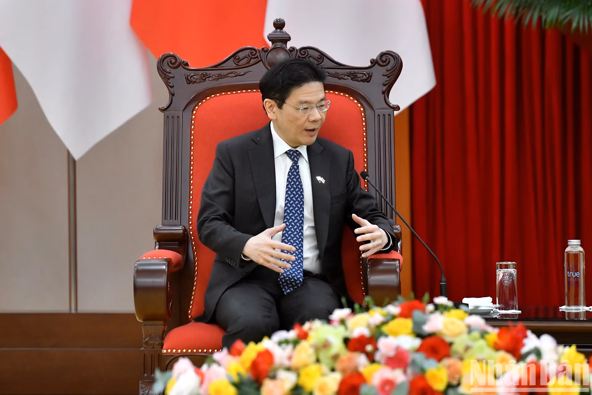 新加坡总理黄循财在会见中发表讲话。