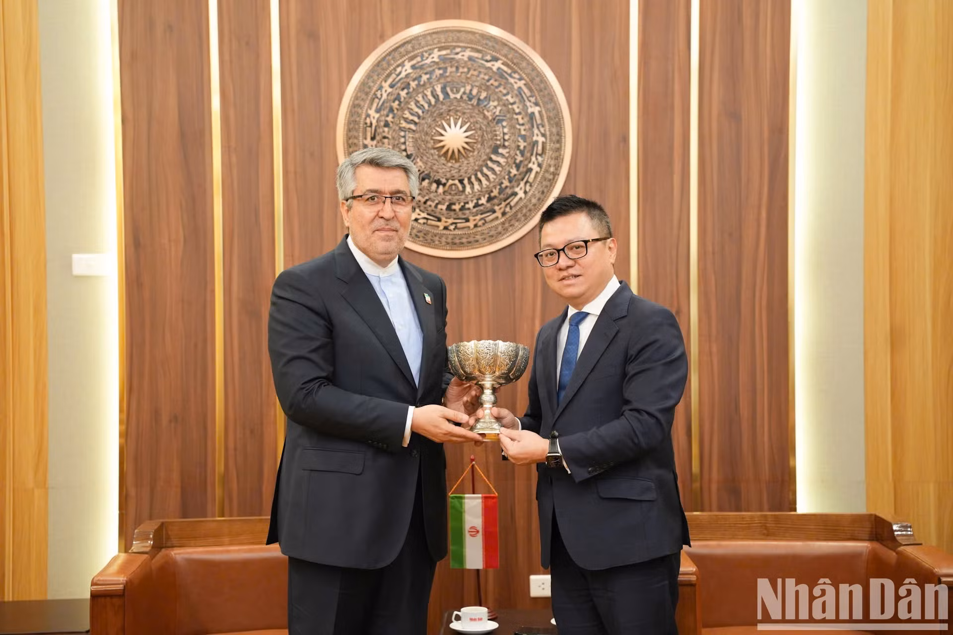 伊朗驻越南大使阿里·阿克巴尔·纳扎里向《人民报》社总编辑黎国明赠送纪念品。