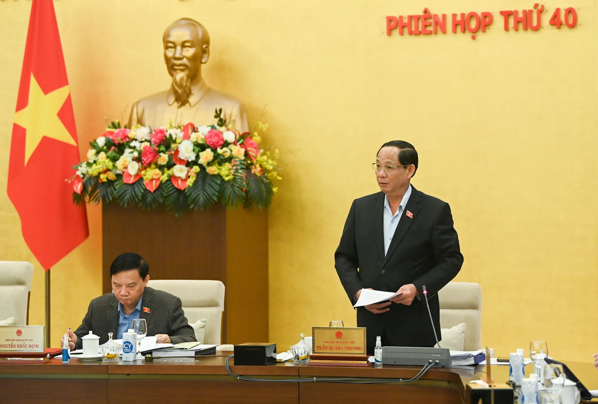 国会副主席陈光方指引会议的民愿工作报告内容。