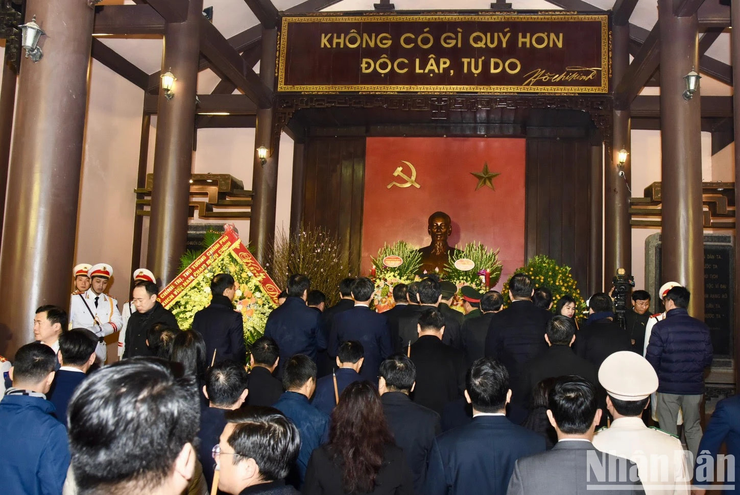 各位代表敬香缅怀胡志明主席。