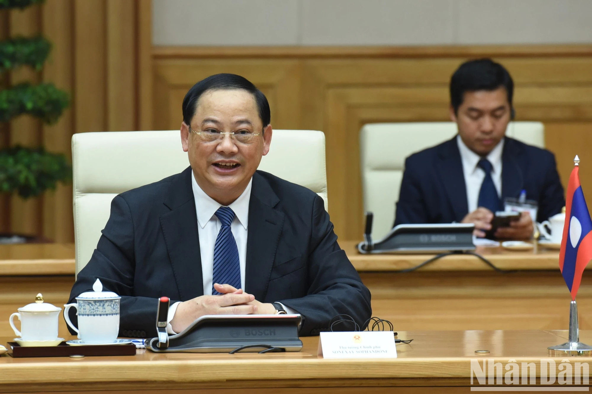 老挝总理宋赛·西潘敦在会见中发表讲话。 老挝总理宋赛·西潘敦在会见中发表讲话。