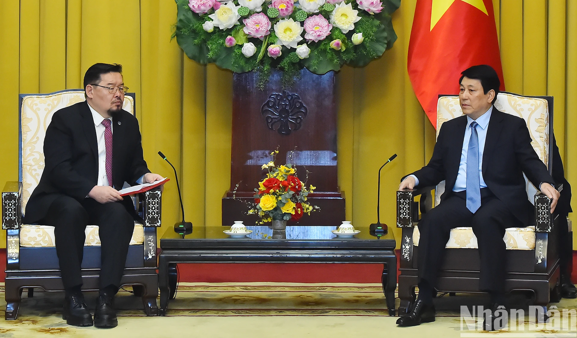 越南国家主席梁强会见蒙古国总统办公厅主任贡布扎布·赞丹沙塔尔。