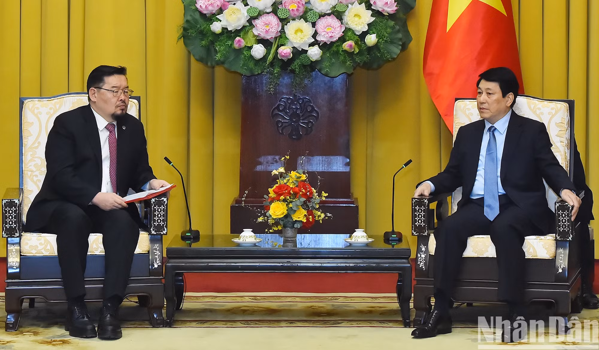 越南国家主席梁强会见蒙古国总统办公厅主任贡布扎布·赞丹沙塔尔。
