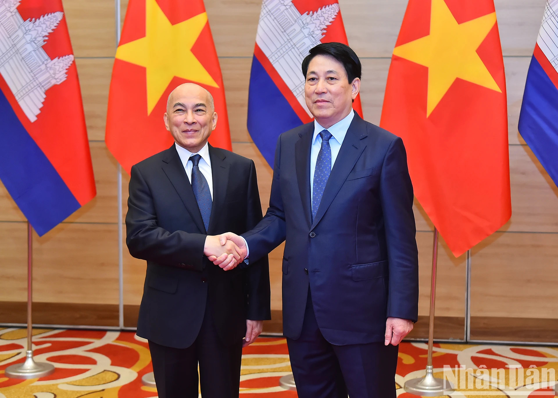 越南国家主席梁强和柬埔寨国王诺罗敦·西哈莫尼。