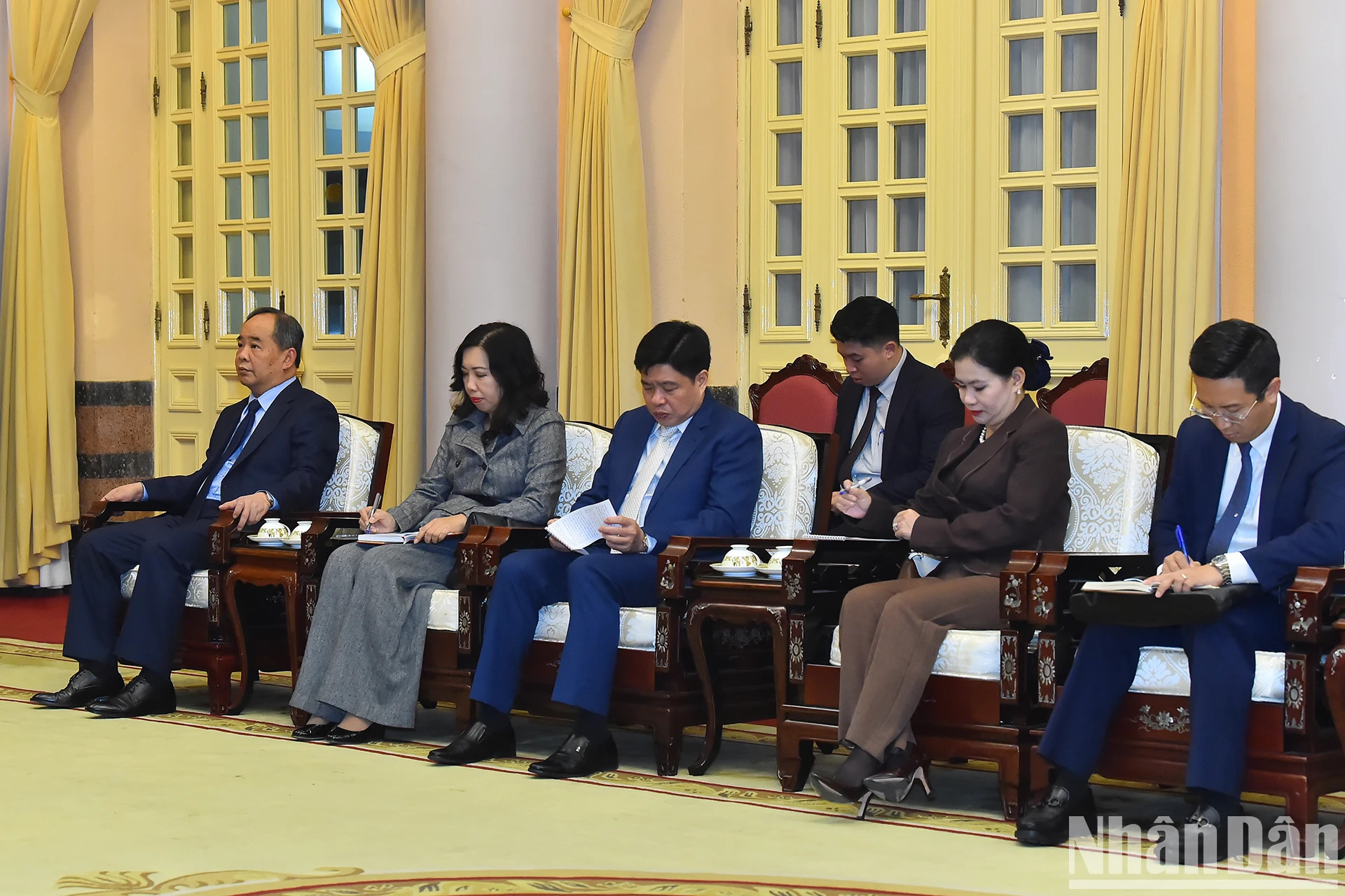 出席会见的越方代表团。