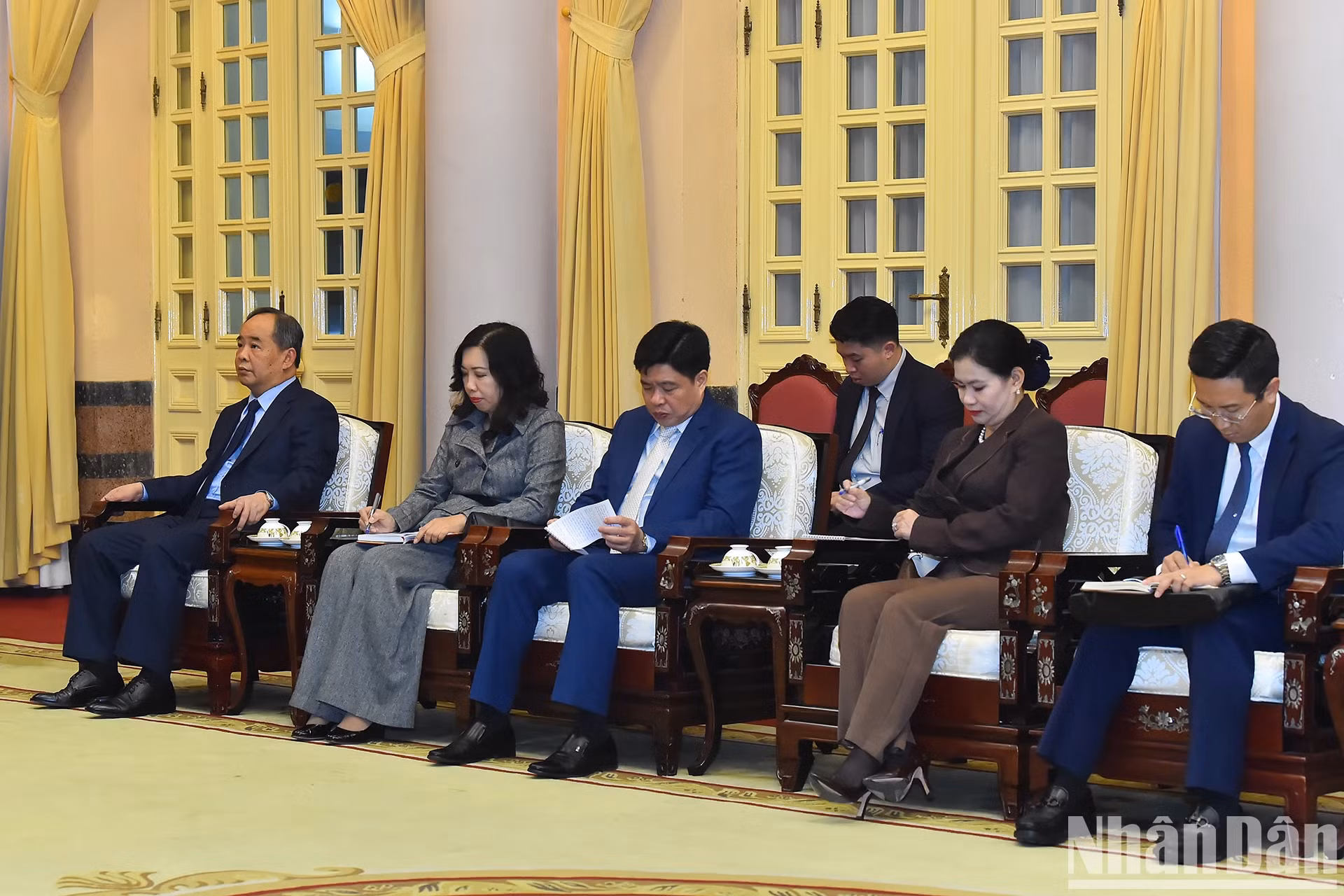 出席会见的越方代表团。