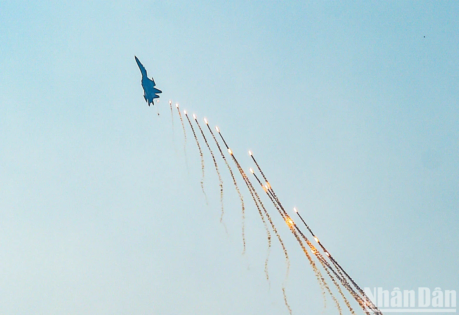 Su-30MK2在空中释放热阱。 Su-30MK2在空中释放热阱。
