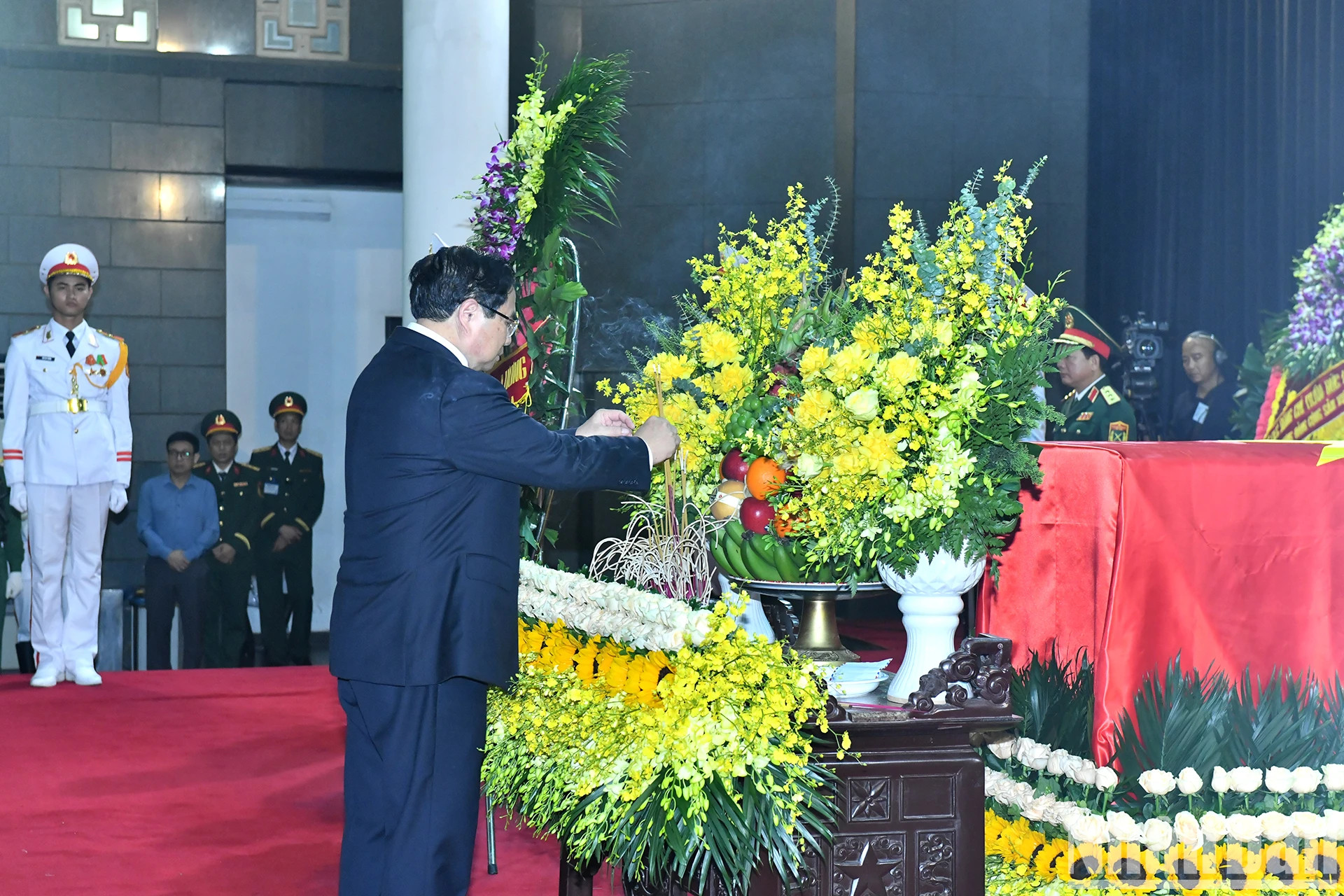 政府总理范明正向原国家主席陈德良敬香。 政府总理范明正向原国家主席陈德良敬香。