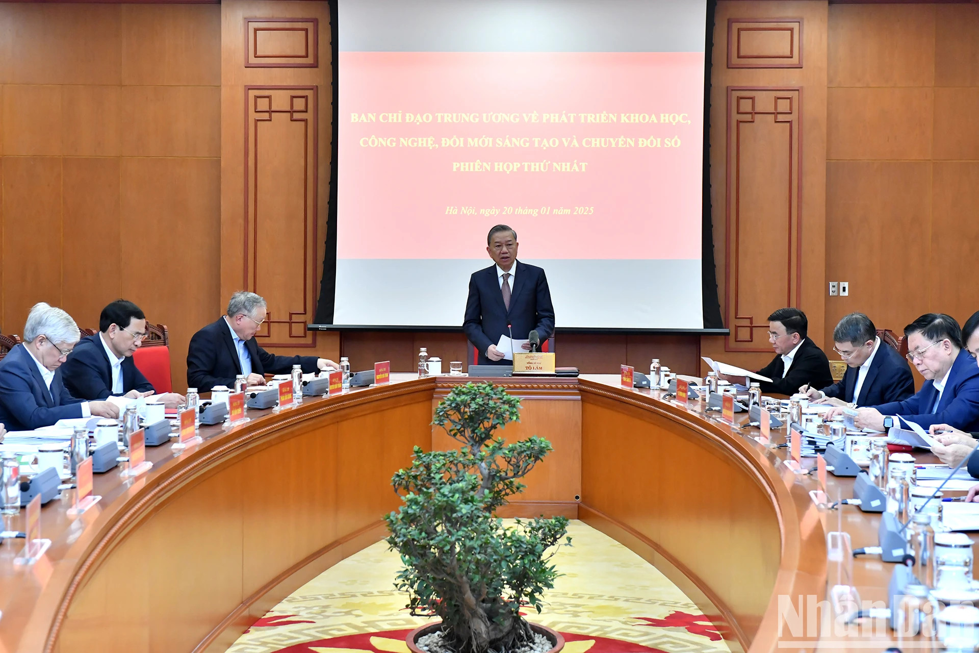 苏林总书记发表讲话。