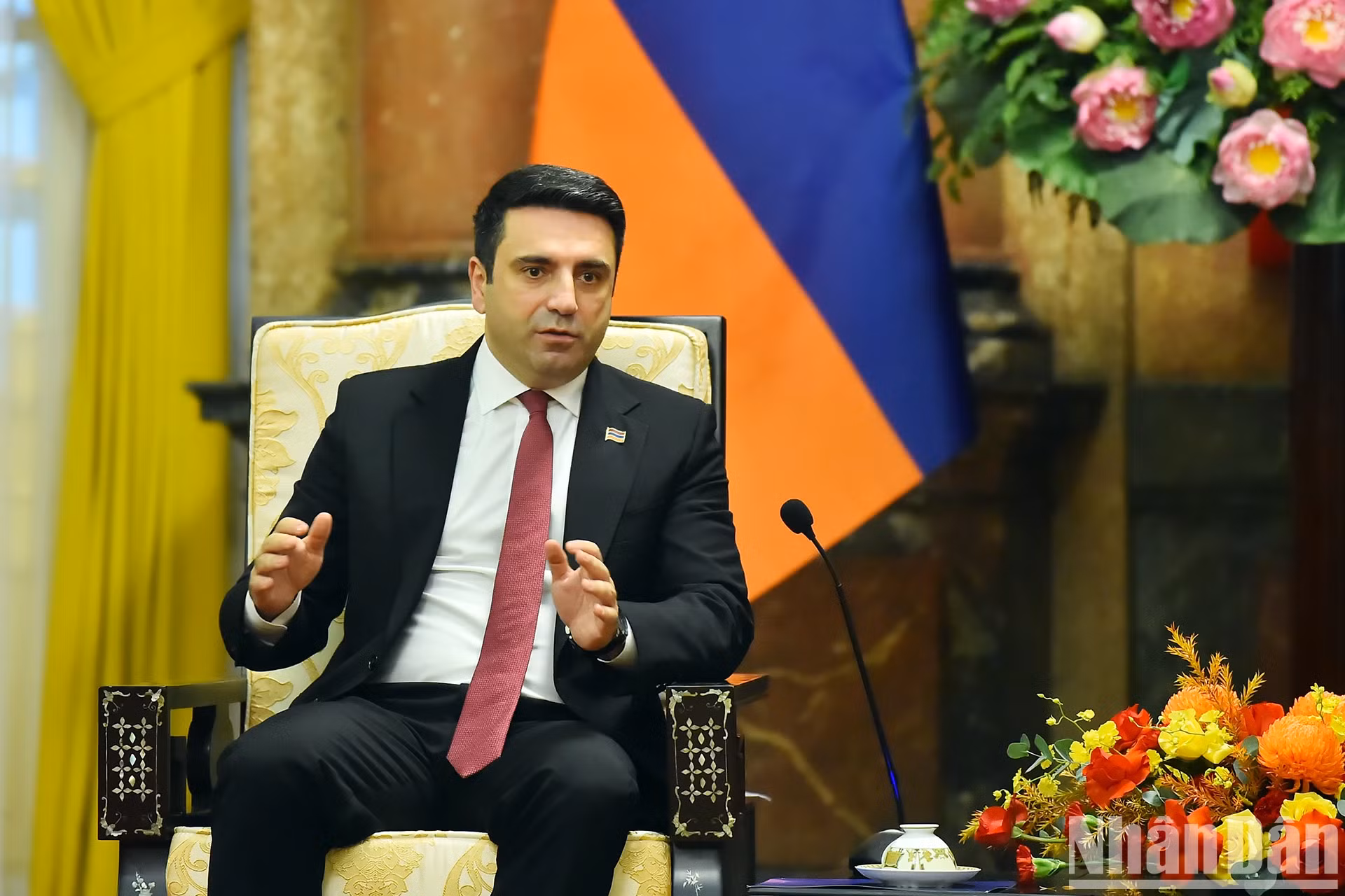 亚美尼亚共和国议会议长阿伦·西蒙扬在会见中发表讲话。