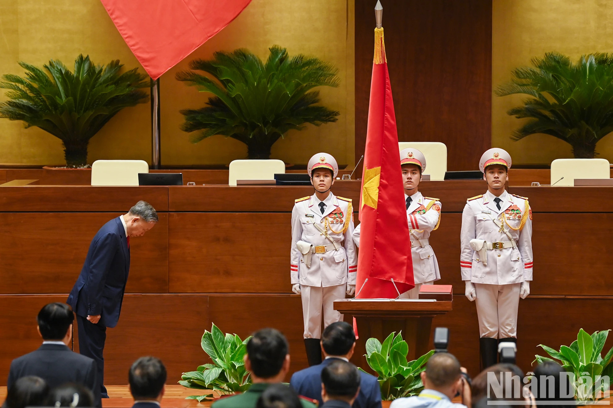 在座的473名代表中的472名投赞成票(占国会代表总数的96.92%),通过了选举苏林同志为2021-2026年任期越南社会主义共和国主席的决议。 在座的473名代表中的472名投赞成票(占国会代表总数的96.92%),通过了选举苏林同志为2021-2026年任期越南社会主义共和国主席的决议。