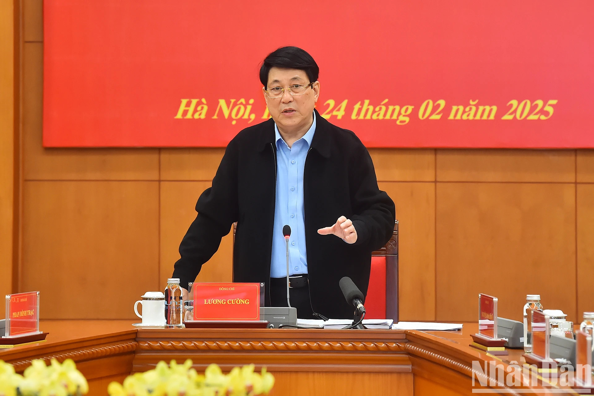 国家主席梁强发表讲话。 国家主席梁强发表讲话。