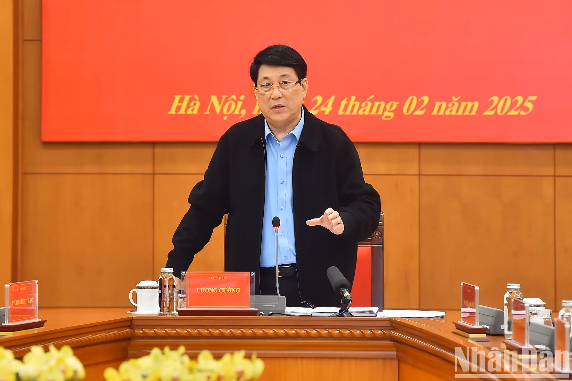 国家主席梁强发表讲话。