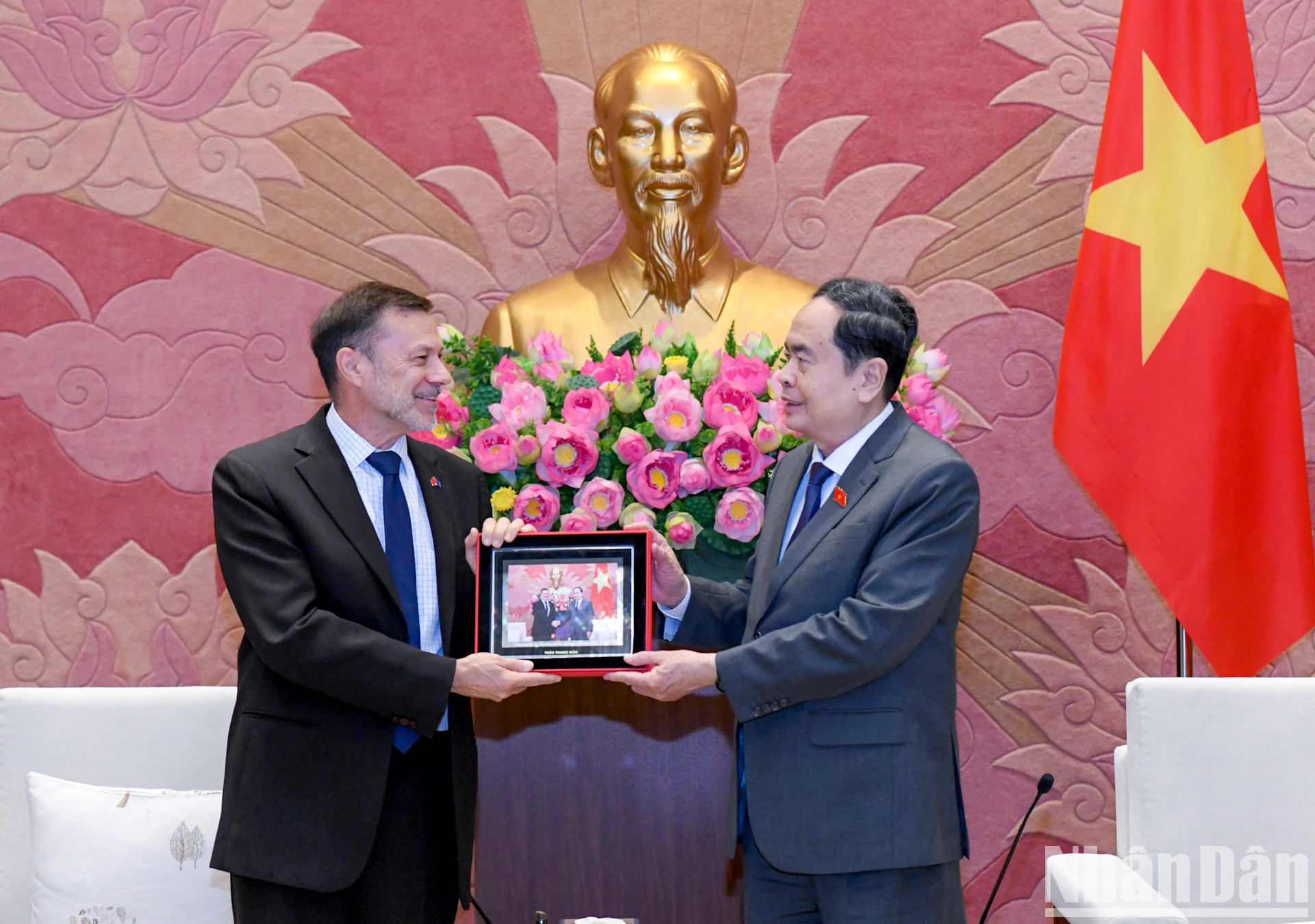 国会主席陈青敏向澳大利亚驻越南特命全权大使安德鲁·戈莱兹诺夫斯基赠送礼物。