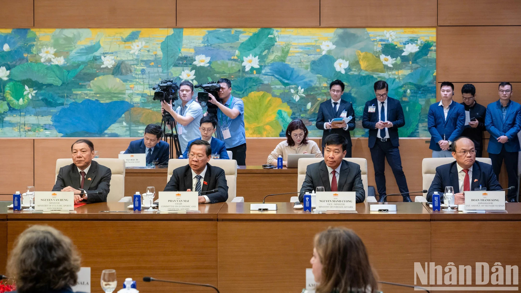 出席会见的越南代表团。