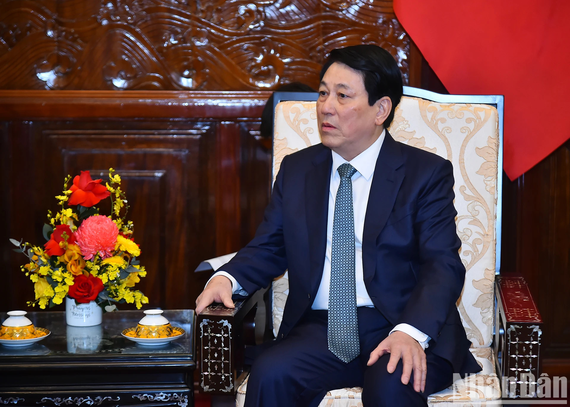 国家主席梁强在会见中发表讲话。