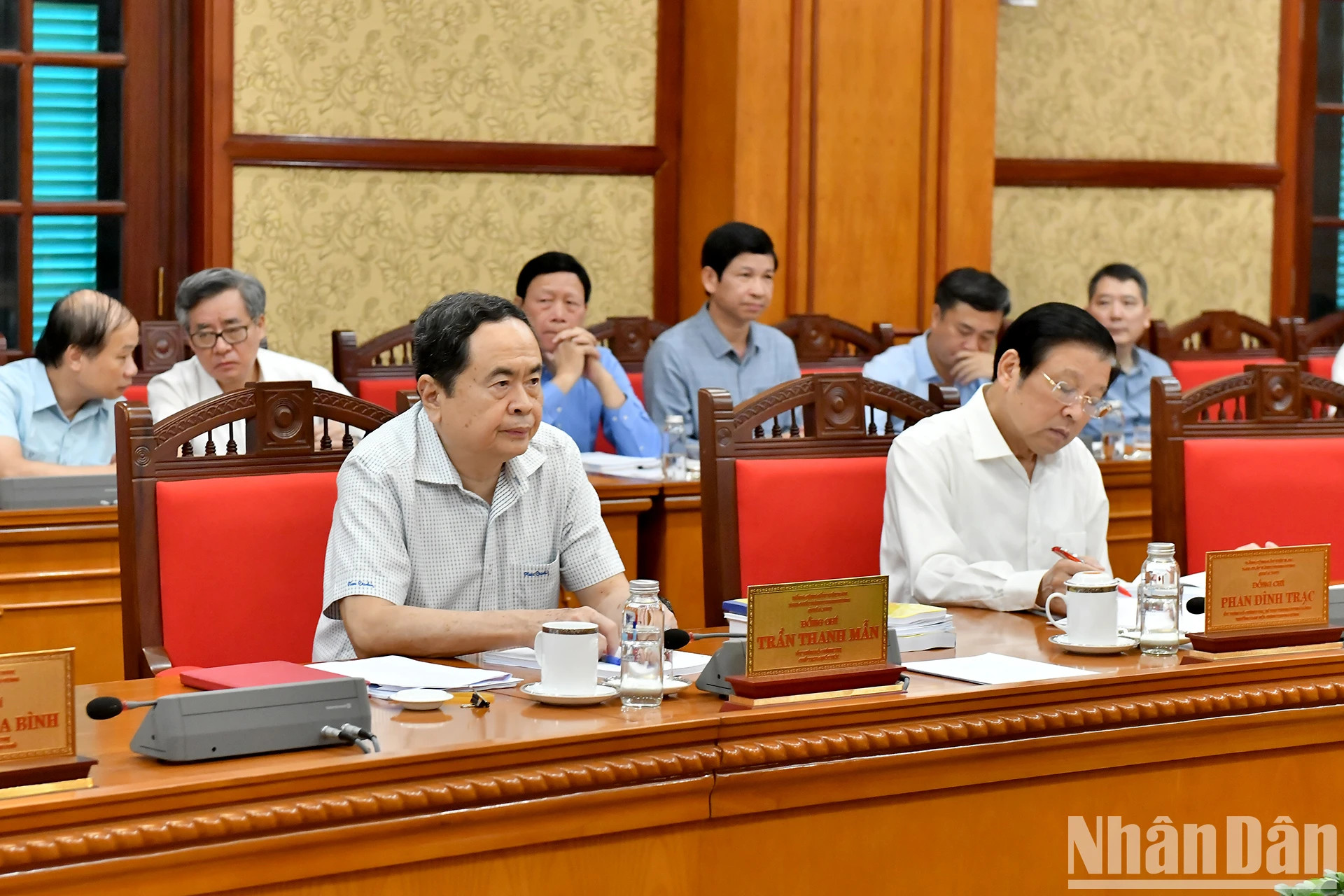 国会主席陈青敏和各位代表出席会议。