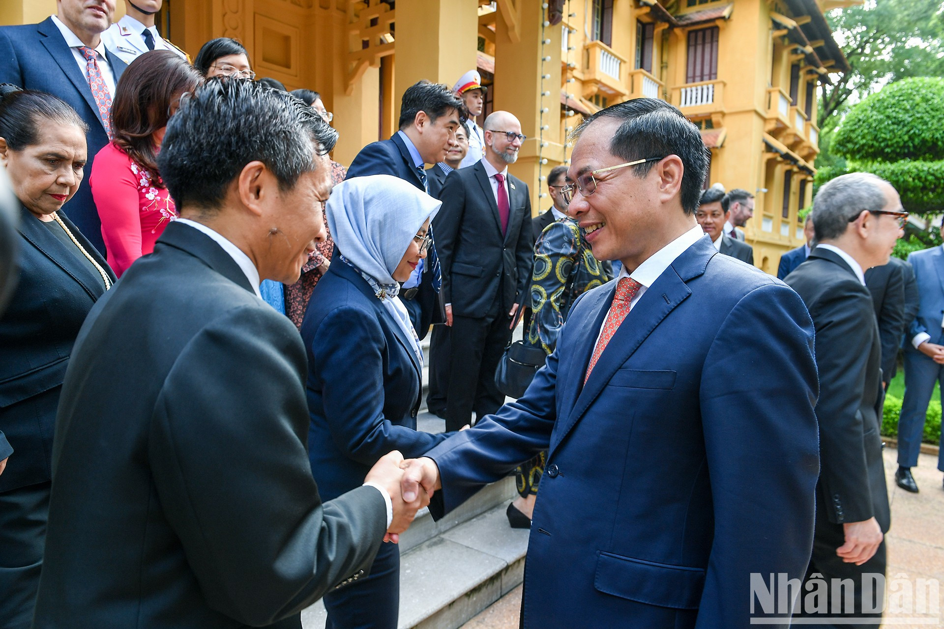 与会代表之间的握手体现了东盟团结精神——和平、合作、发展的焦点。